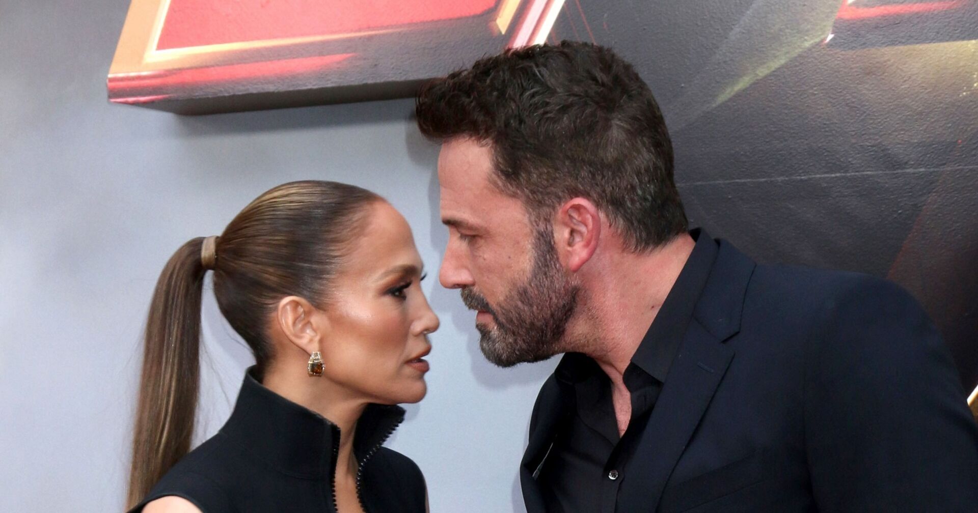 Ben Affleck und Jennifer Lopez scheinen am Red Carpet zu diskutieren