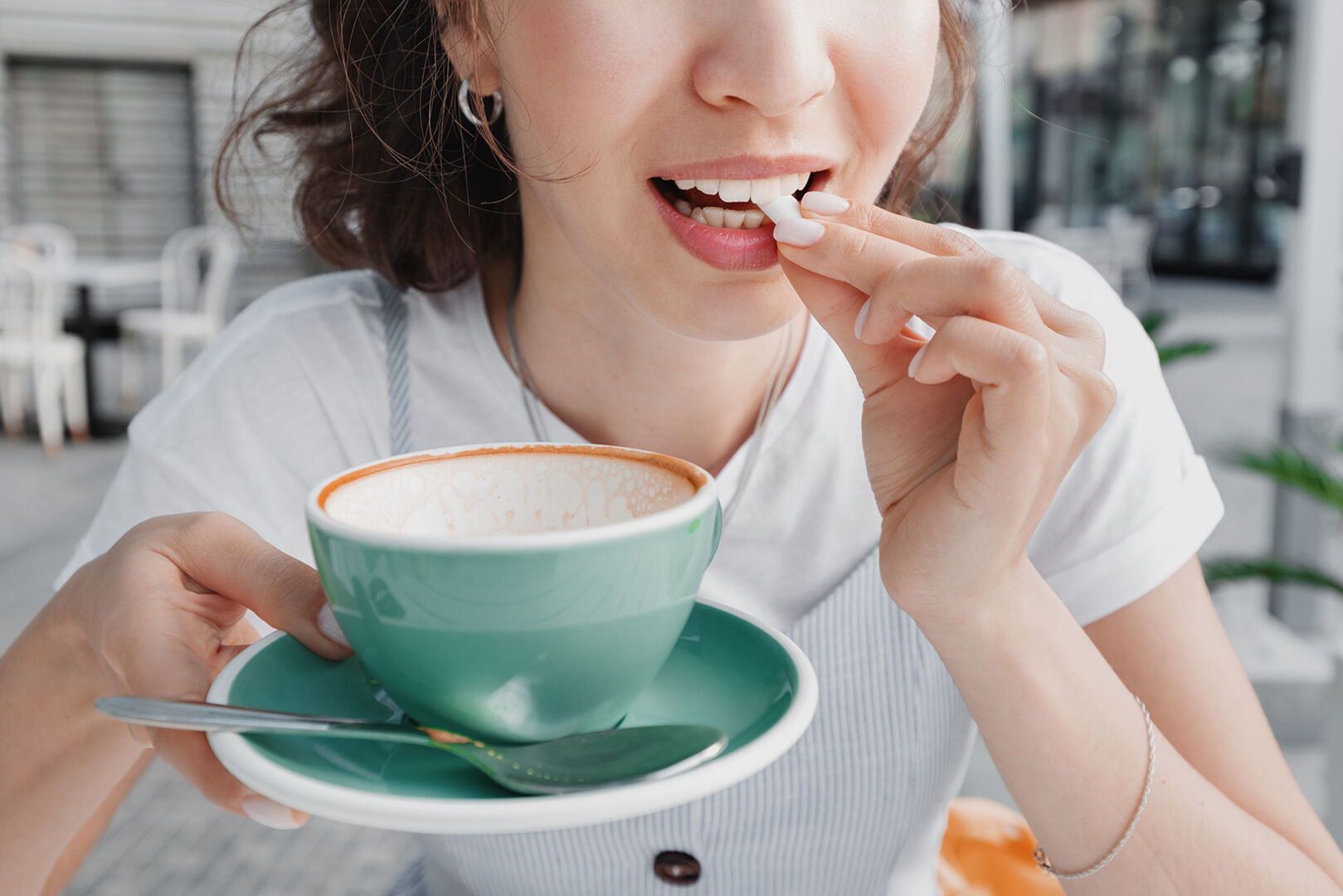 Frau mit Kaugummi und Kaffee | Credit: iStock.com/frantic00