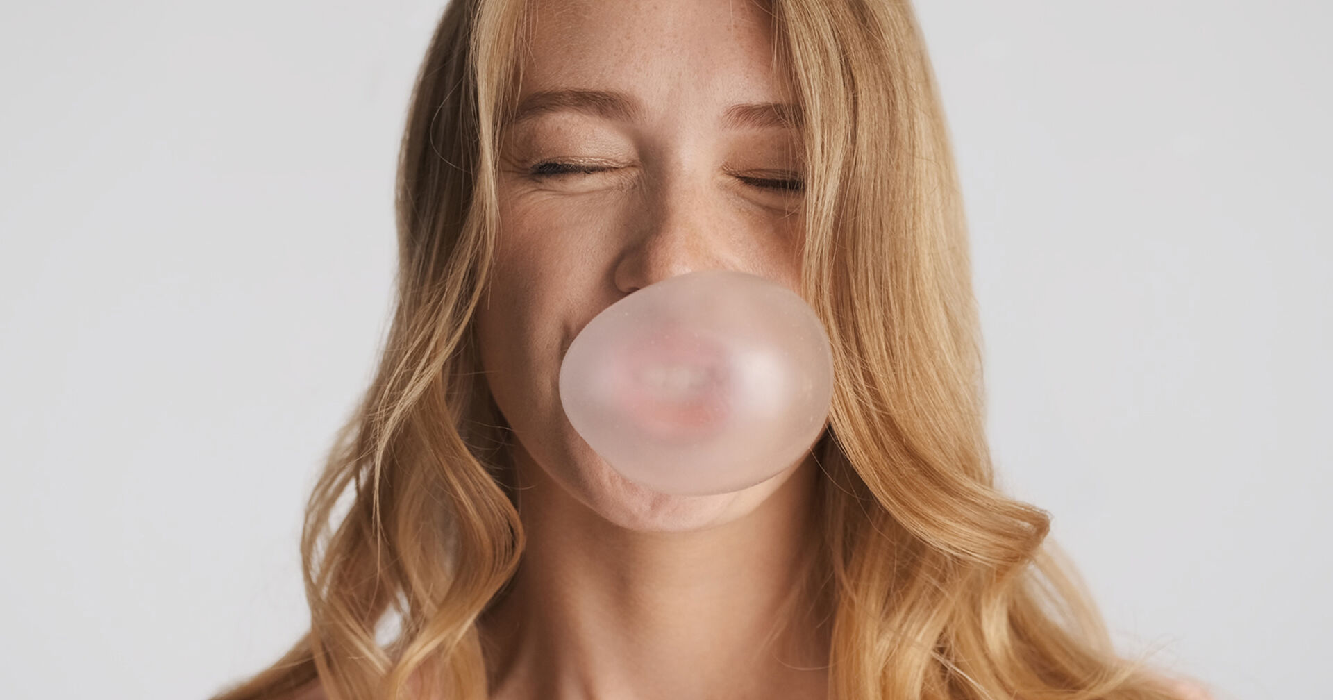 Frau kaut Kaugummi | Credit: iStock.com/Garetsworkshop