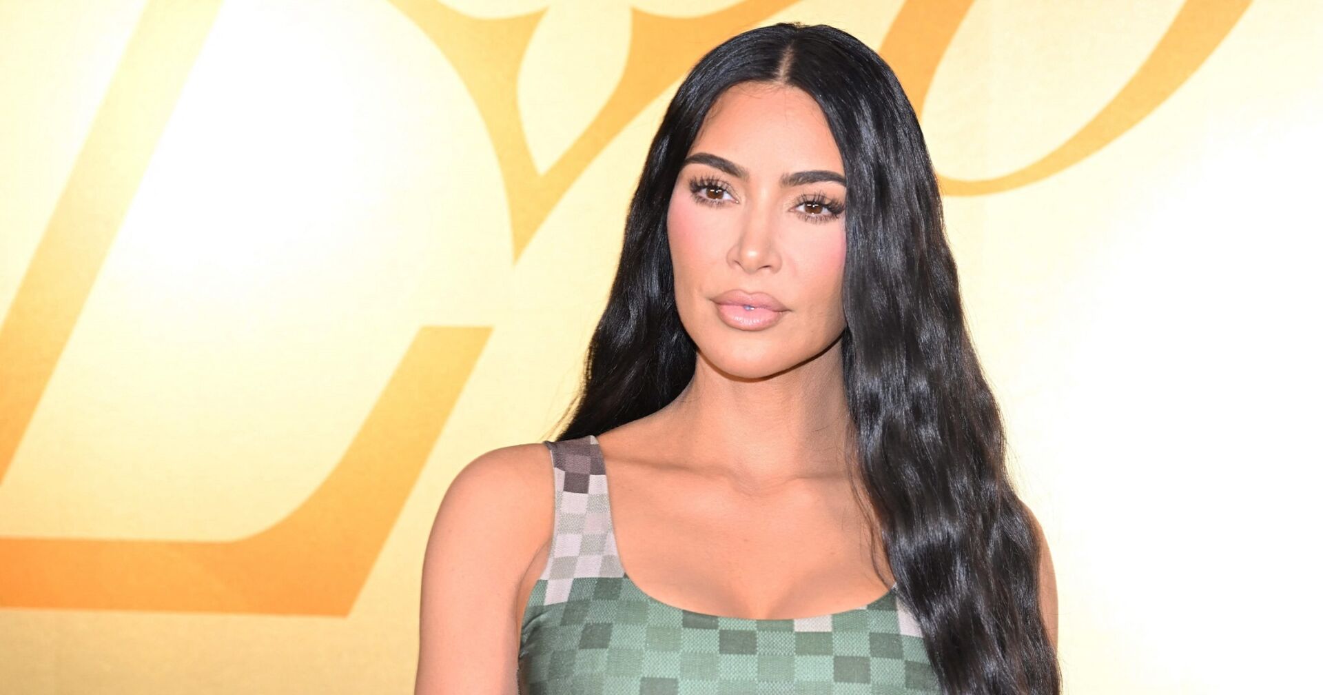 Kim Kardashian bauchfrei bei einem Red Carpet Event