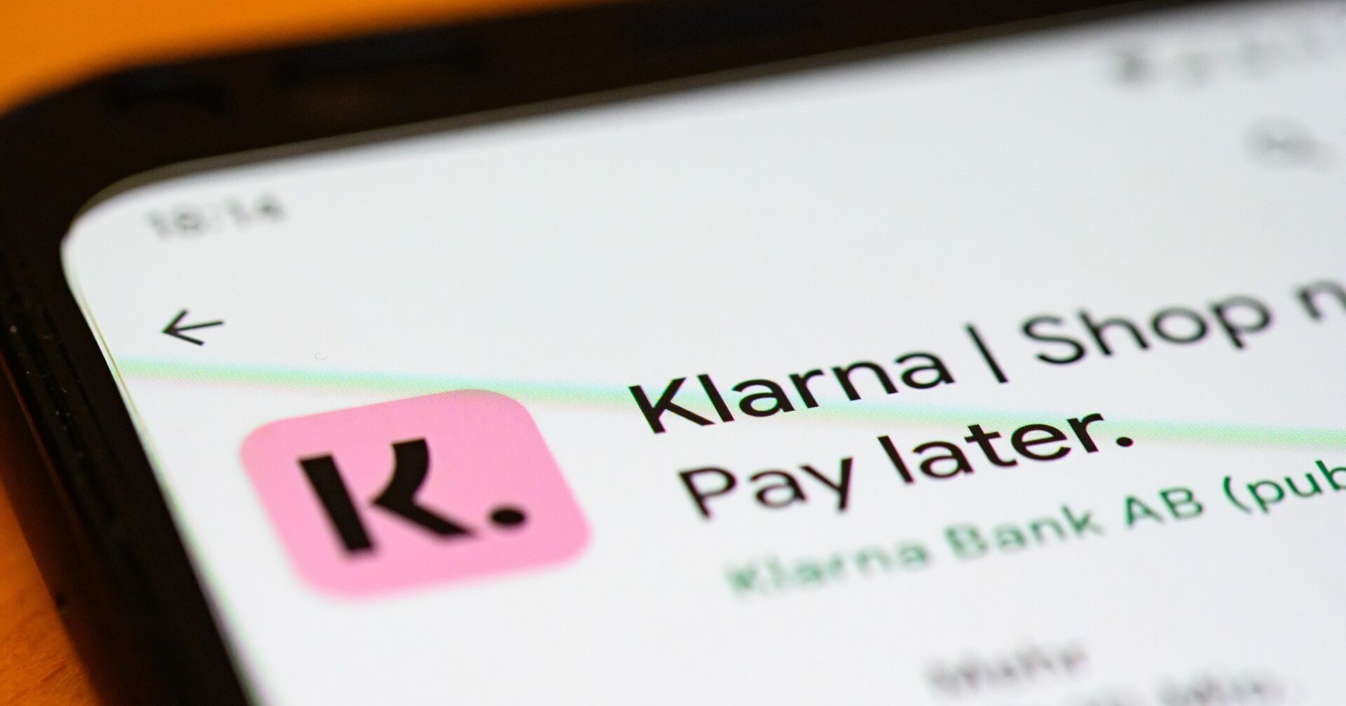 Handy mit der App Klarna offen