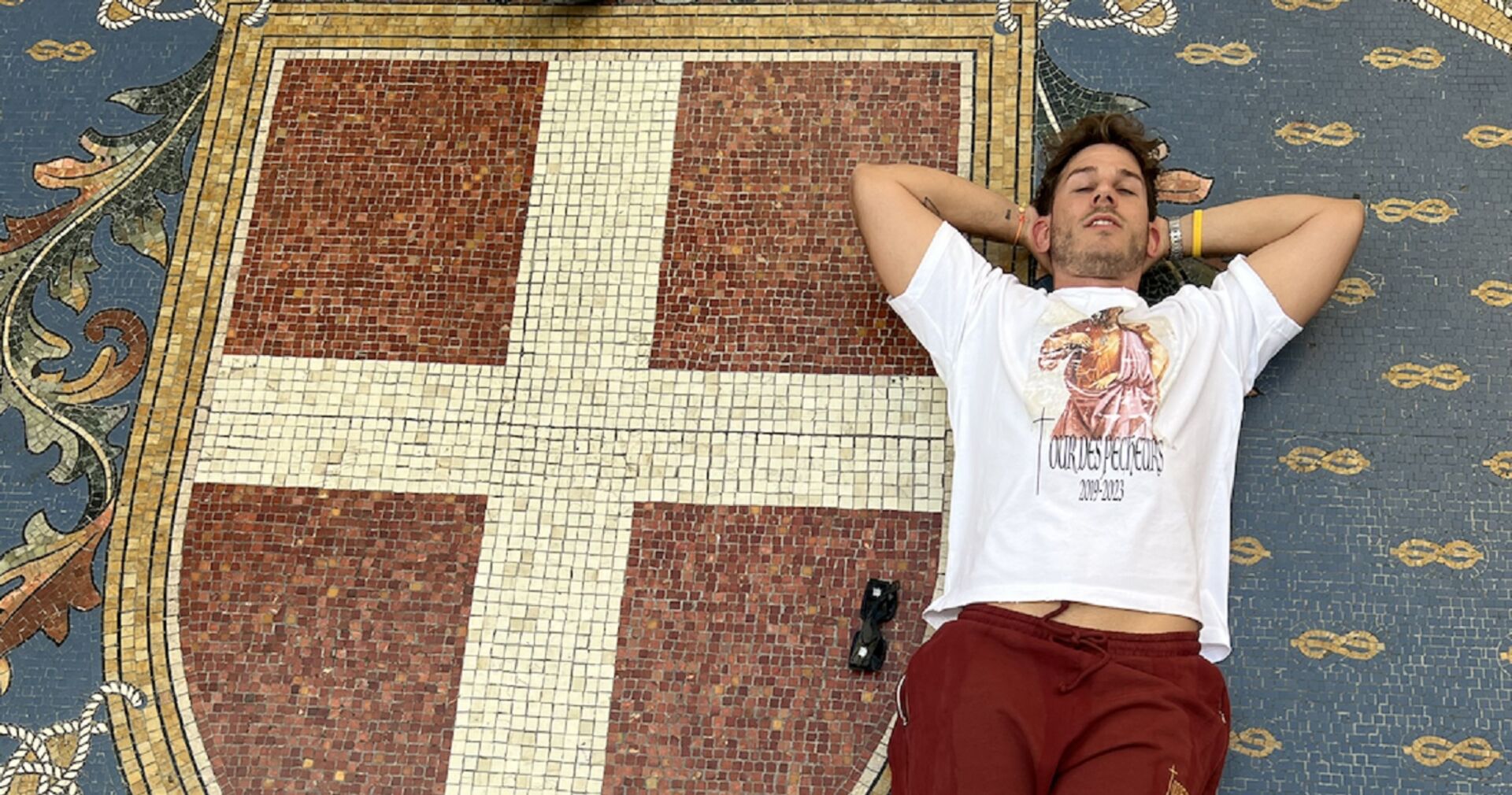 Weißenböck liegt auf eine Boden mit Kreuz