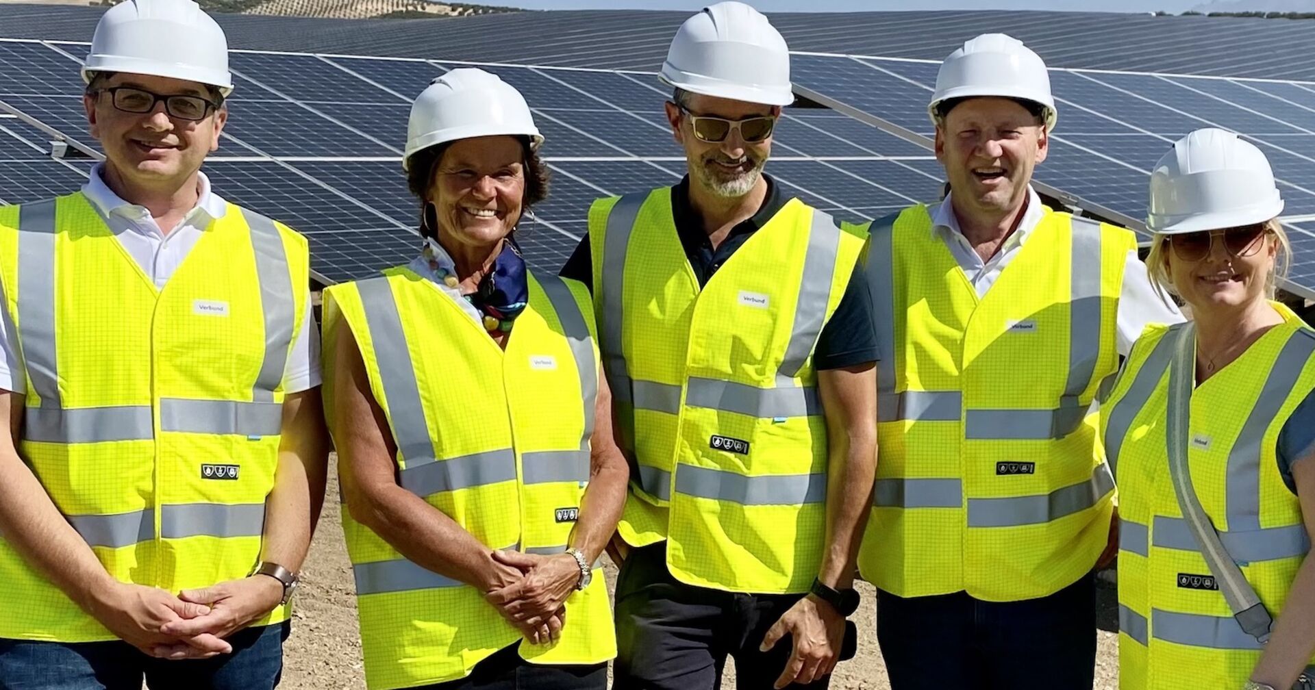 Mitglieder der Exkursion in der spanischen Photovoltaik-Anlage | Credit: weekend Magazin