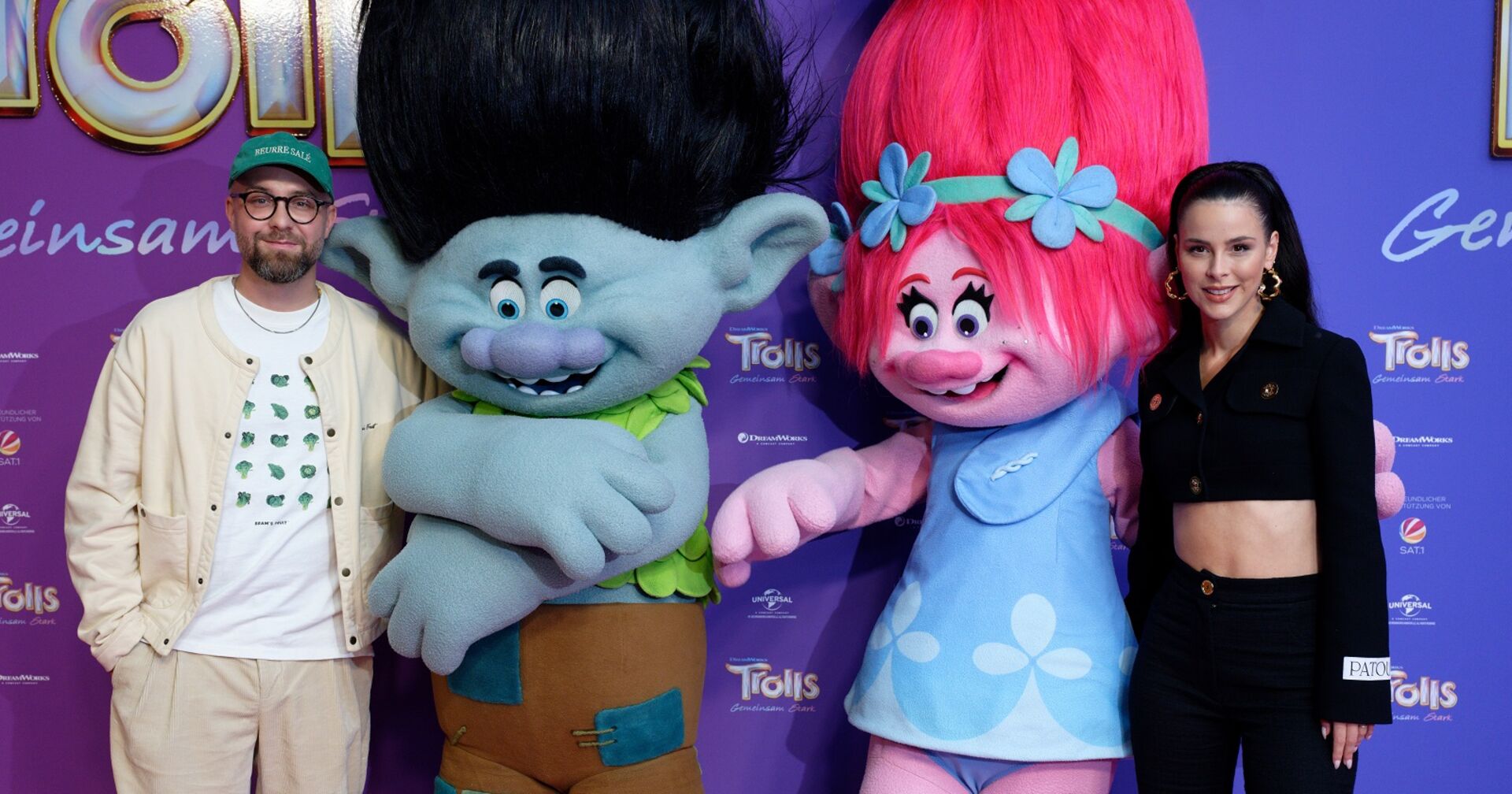 Lena Meyer-Landrut mit Mark Forster im schwarzen Kostüm neben den Trolls