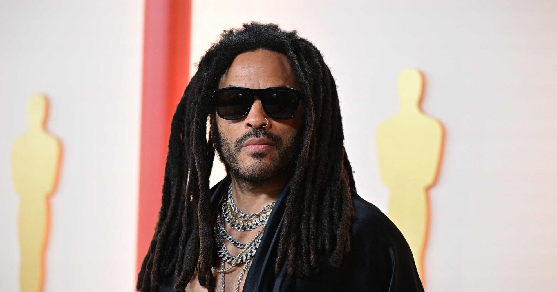 Lenny Kravitz mit Sonnenbrille, vielen Ketten und Dreadlocks