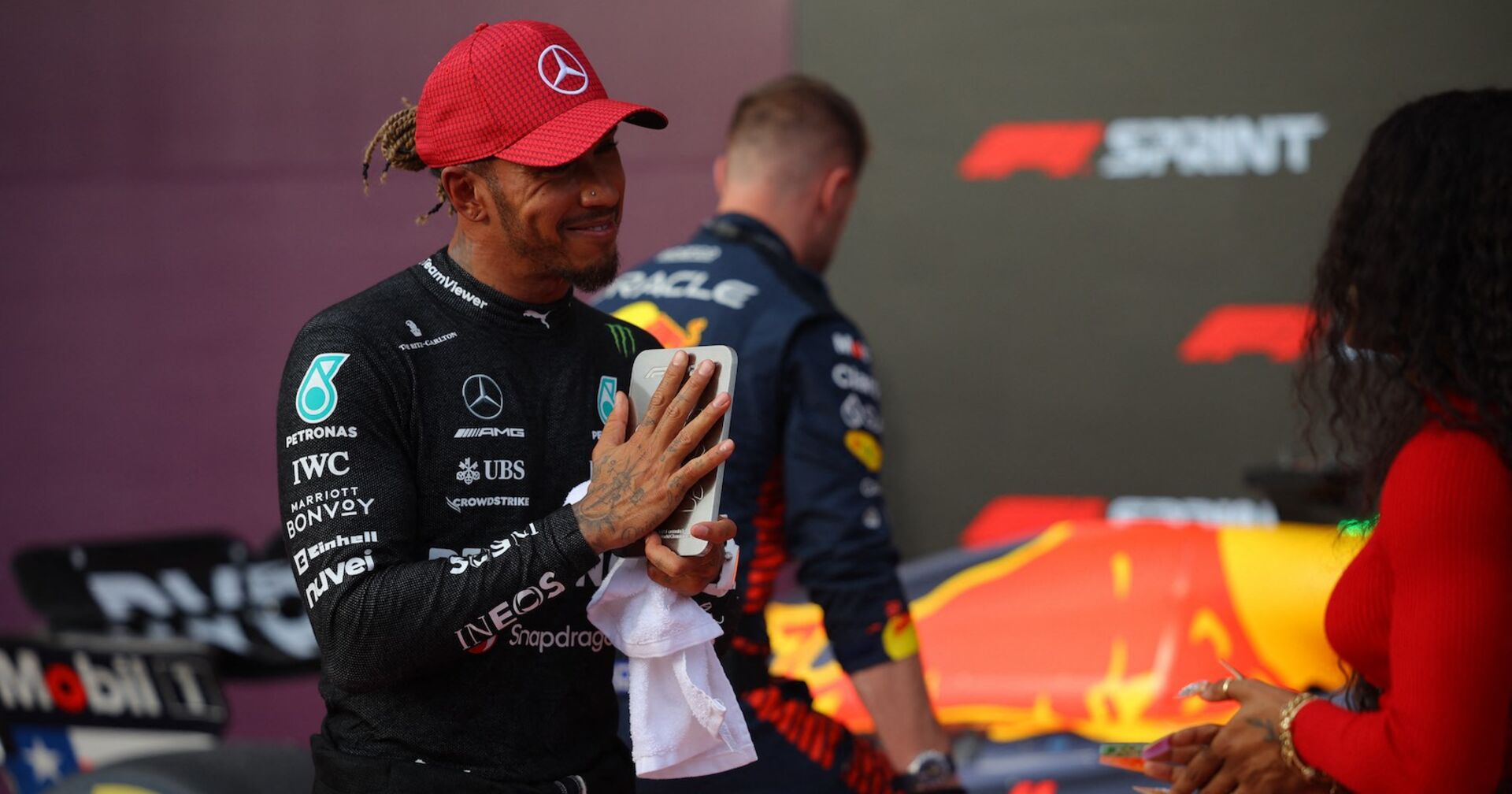 Lewis Hamilton spricht nach einem Rennen mit einer Frau.