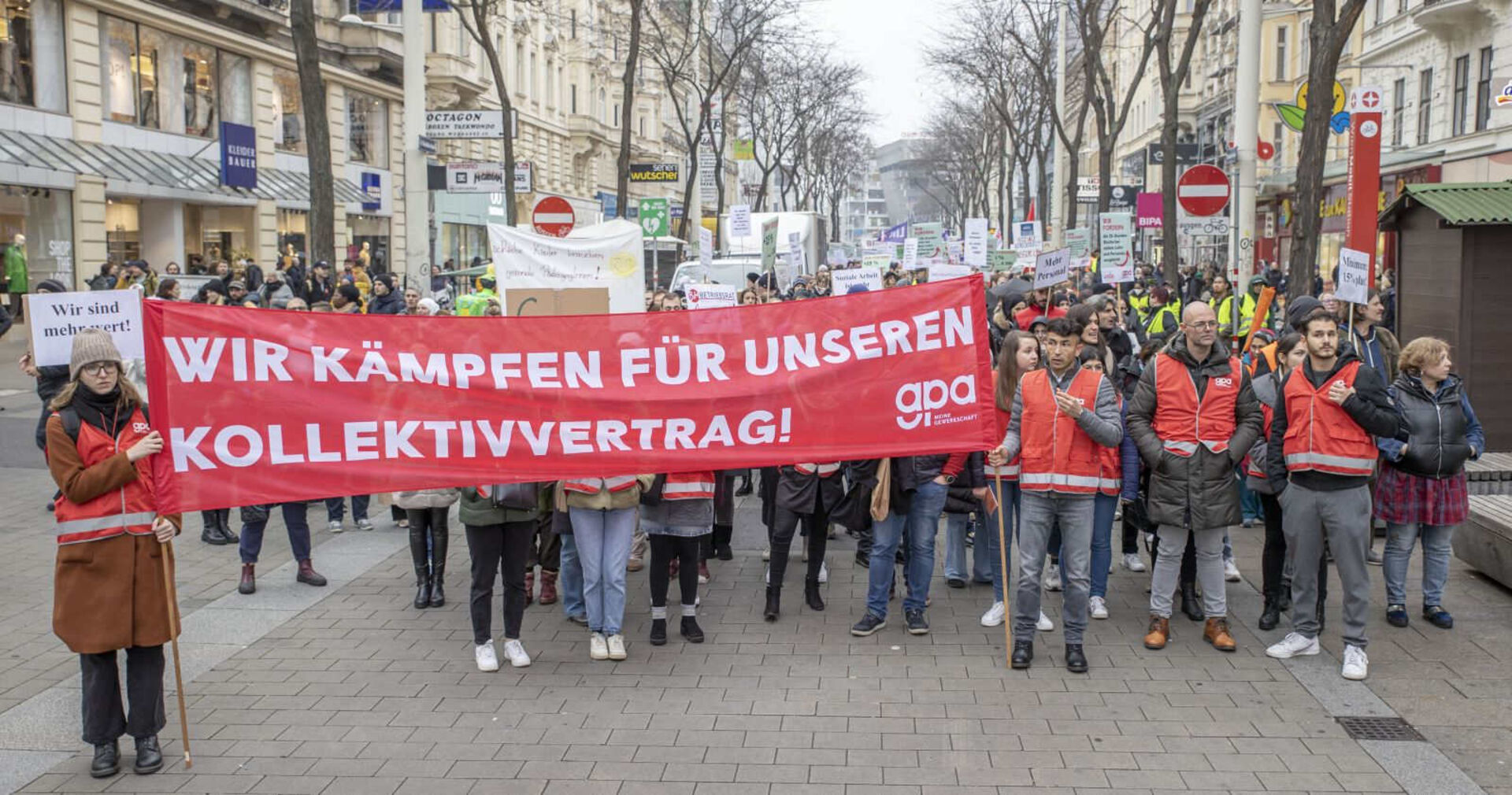 Beschäftigte des Gesundheitsbereichs bei der Demonstration im vergangenen Jahr.