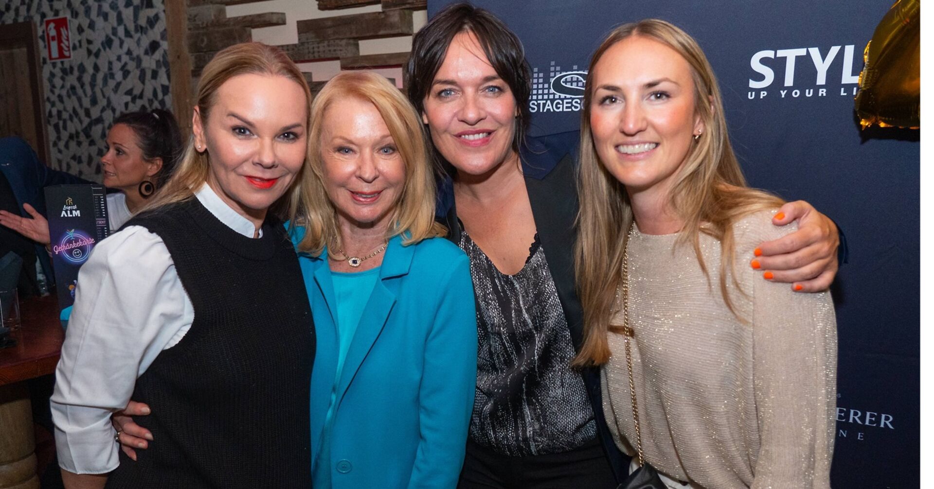 Pölzl mit Gerda Rogers und weiteren Promidamen bei der Party im Lugeck