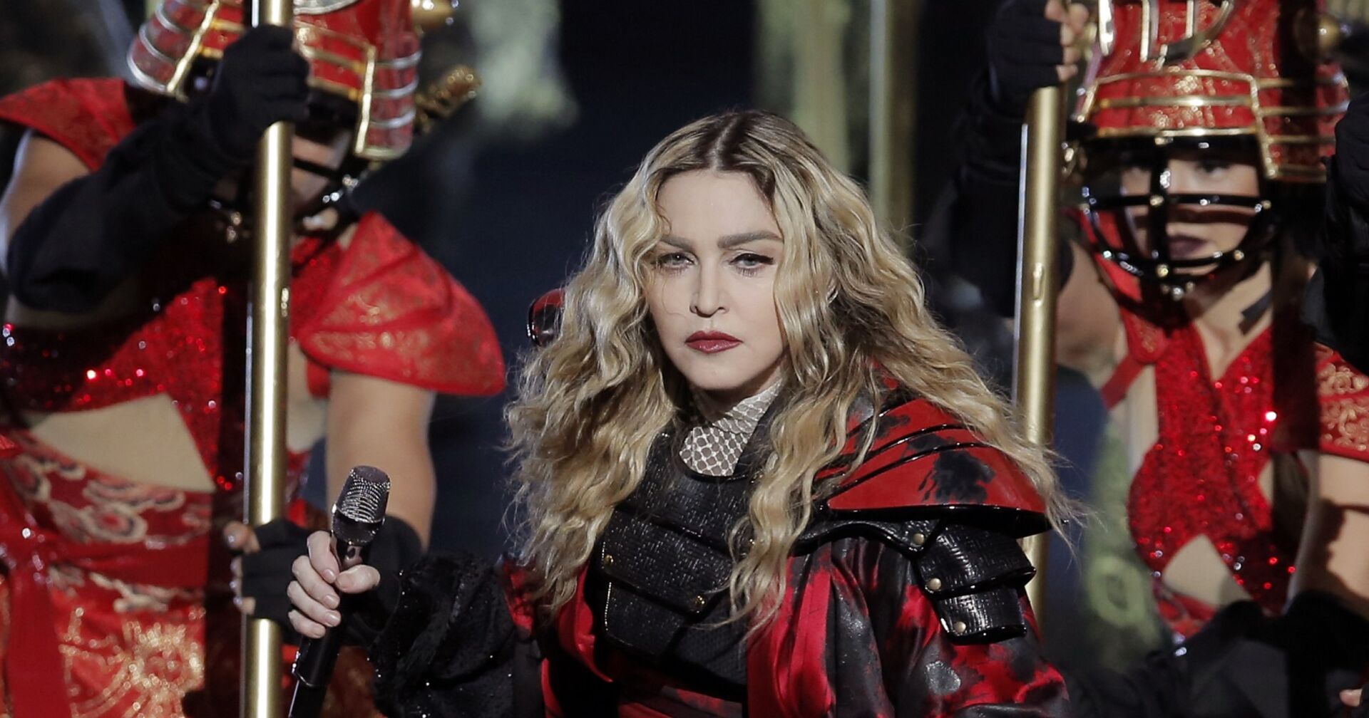 Madonna mit ernster Miene auf Rebel Heart World Tour