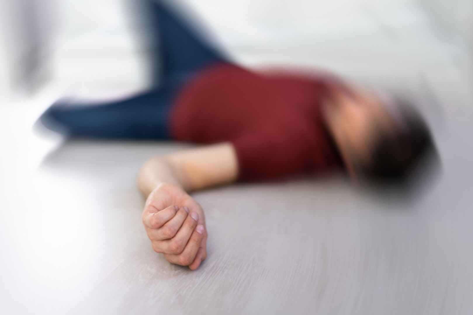 Eine bewusstloser Mann liegt auf dem Boden.