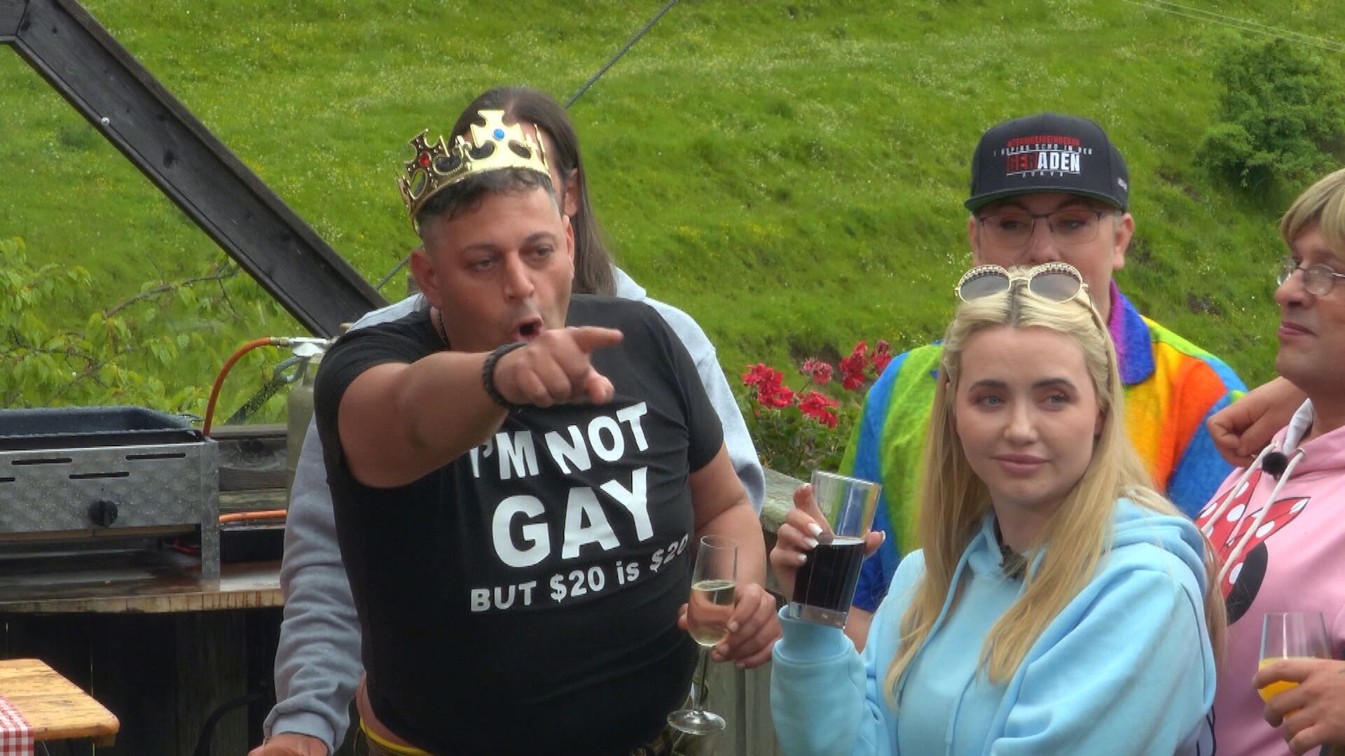 Teilnehmer Marius brüllt im Forsthaus Rampensau einen Kandidaten an und trägt ein T-Shirt mit der Aufschrift &quot;I'm not gay&quot;.