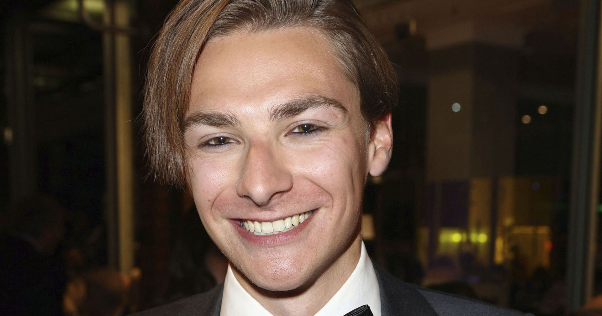 Max Suhr mit geschminkten Augen und kurzen, glatten Haaren.