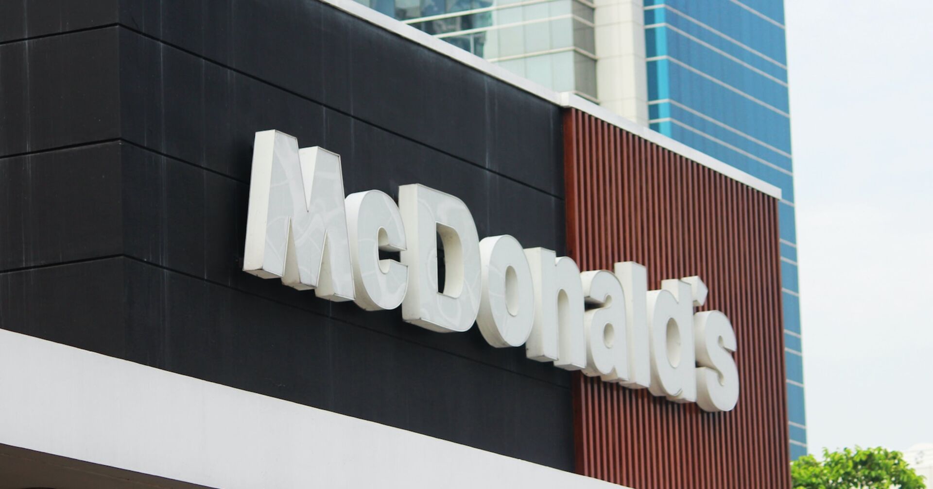 Man sieht in einer großen weißen Schrift Mc Donalds.