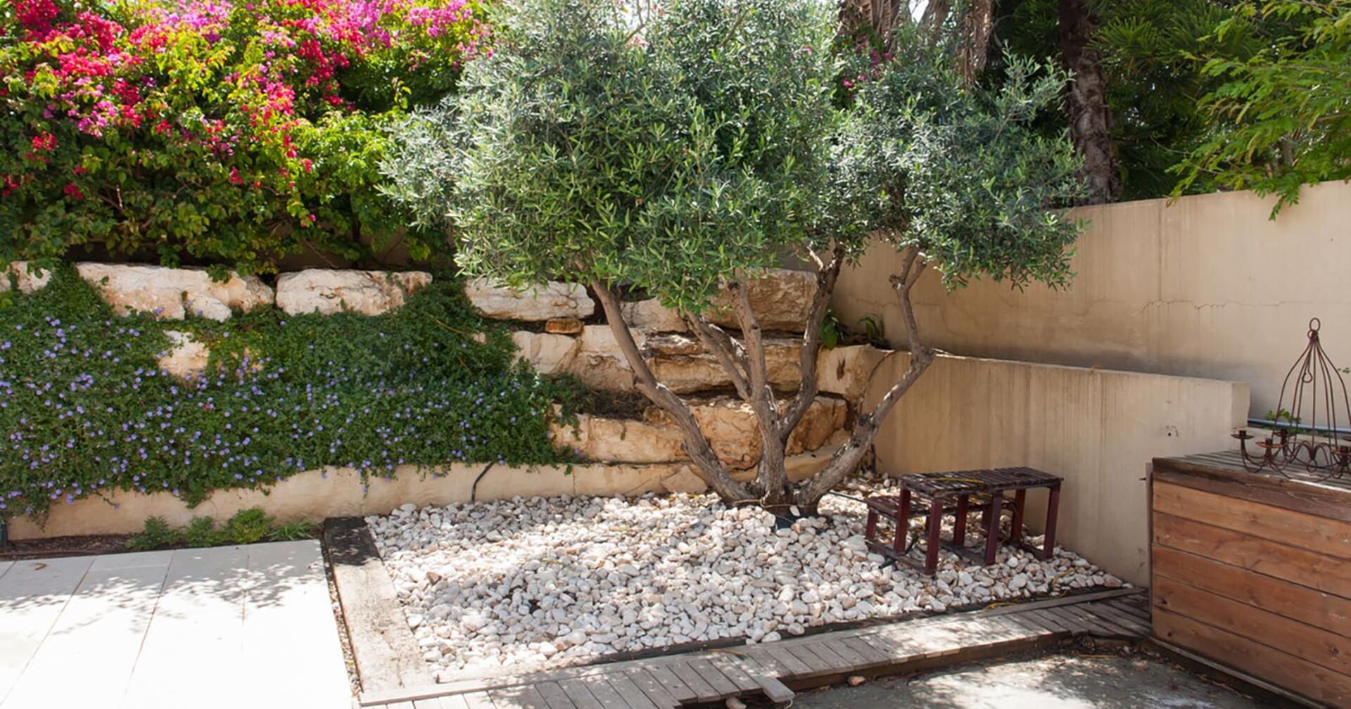 Mediterraner Garten | Credit: iStock.com/RonyZmiri