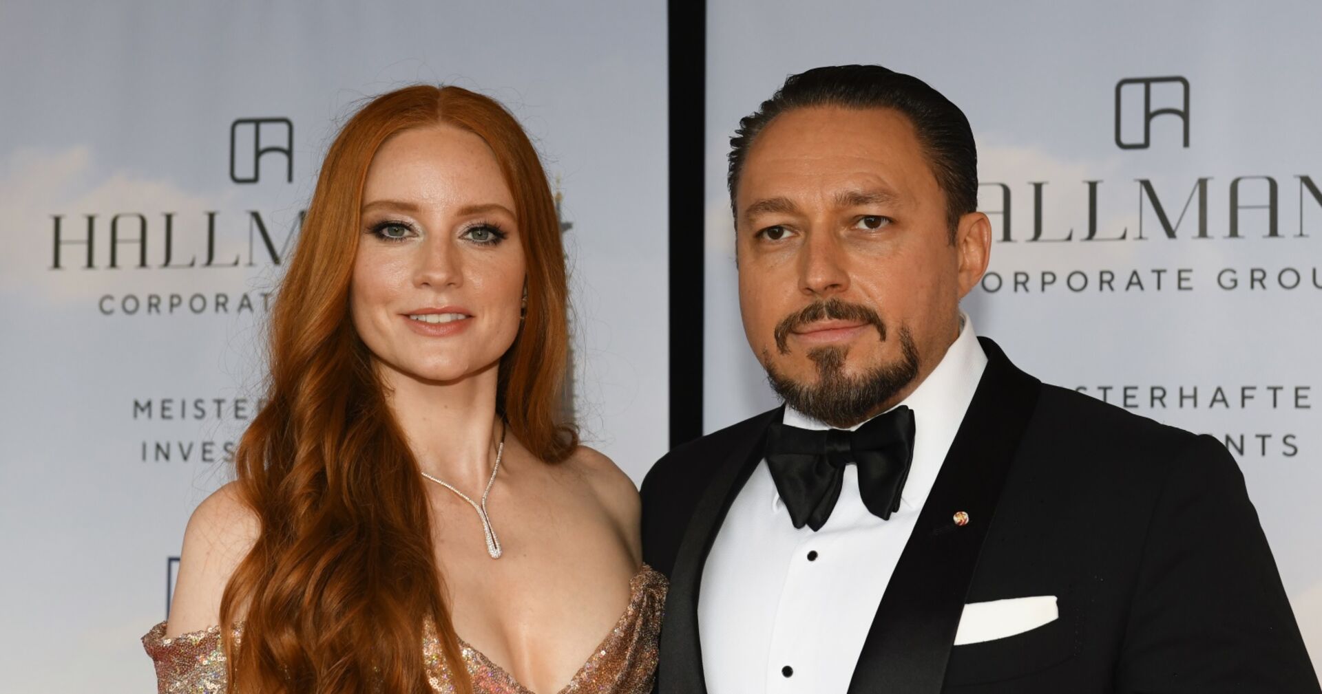 Barbara Meier lächelt vor der Leinwand ihres Mannes