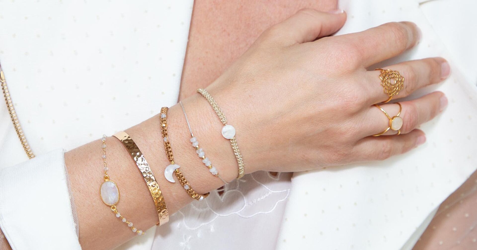 Frau mit Armbändern | Credit: iStock.com/OceanProd