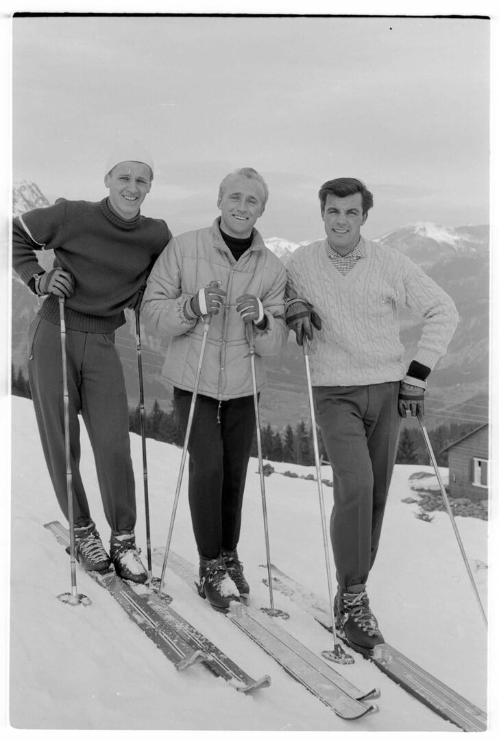 Schwarz-weiß-Bild aus 1957 von Hias Leitner , Anderl Molterer und Toni Sailer.