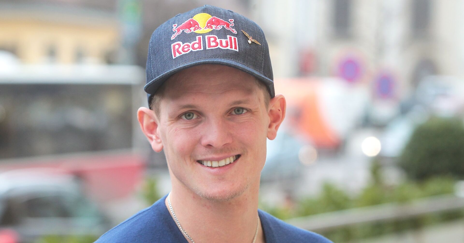 Morgenstern mit Red Bull Kappe bei einem Event