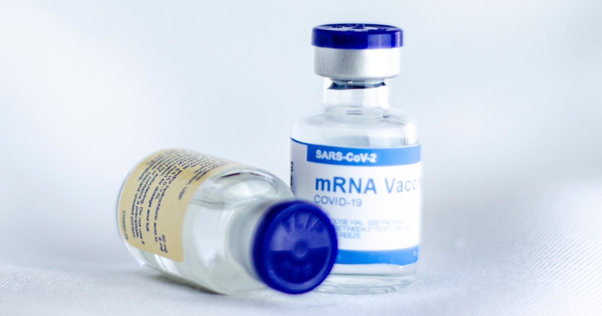 Zwei Fläschen mit der mRNA-Impfung