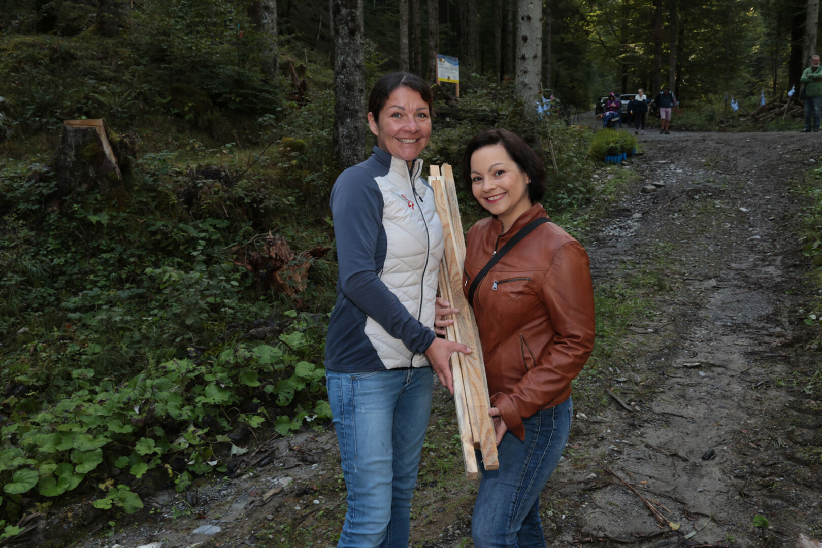 Marina Morscher und Stephanie Fleisch mit Wuchshilfen.
