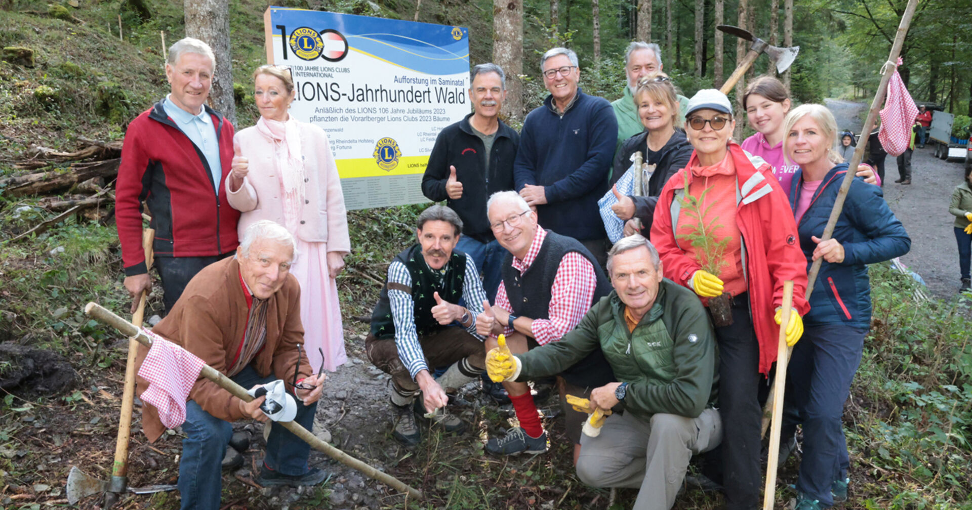 „Lions“-Landeschefin Irmi-Marie Sachs (2. v. li.) mit einer Runde von Helfern.
