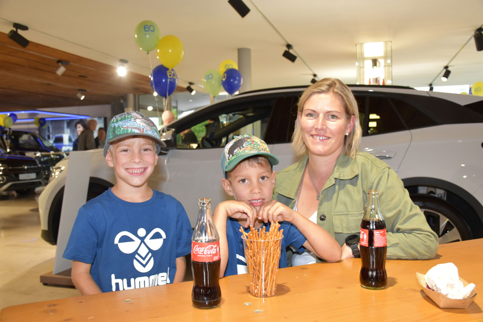 Zwillinge Oskar &amp; Leo mit Mama Christa Keckeis aus Dafins gefiel das Fest mit Zauberer, Hüpfburg &amp; Streetfood