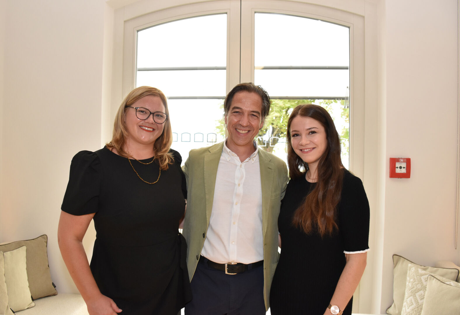 Axel Pfefferkorn (GF Seehotel &amp; pepper collection) mit den Marketingdamen Dora Schneider (Seehotel) (li.) und Bianca Bauer (pepper collection Lech).