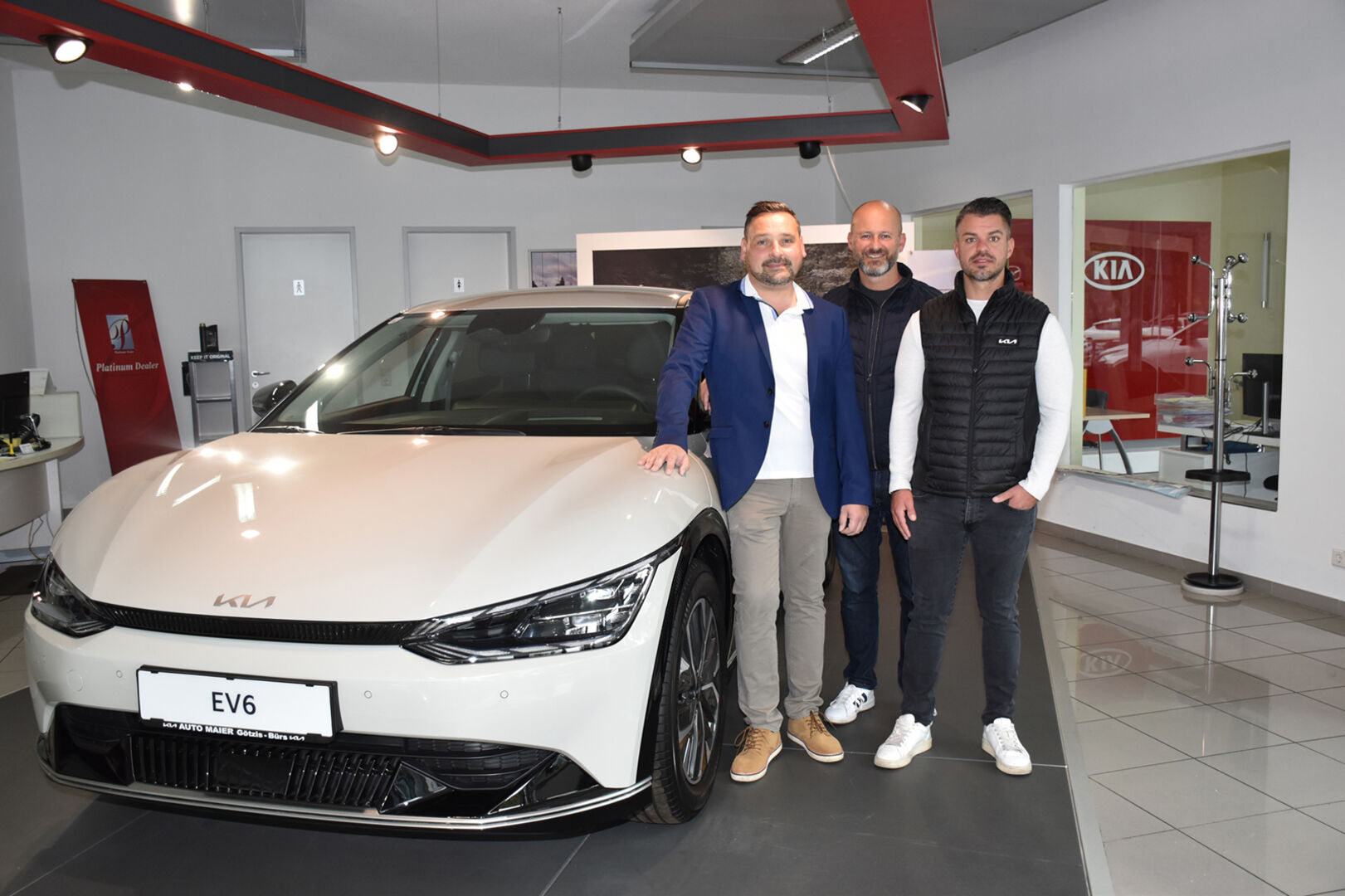 KIA: GF Thomas Maier mit Kia-Berater Christian Coik und Patrick Vith. Probefahrten mit dem vollelektrischen EV 6 waren besonders gefragt.