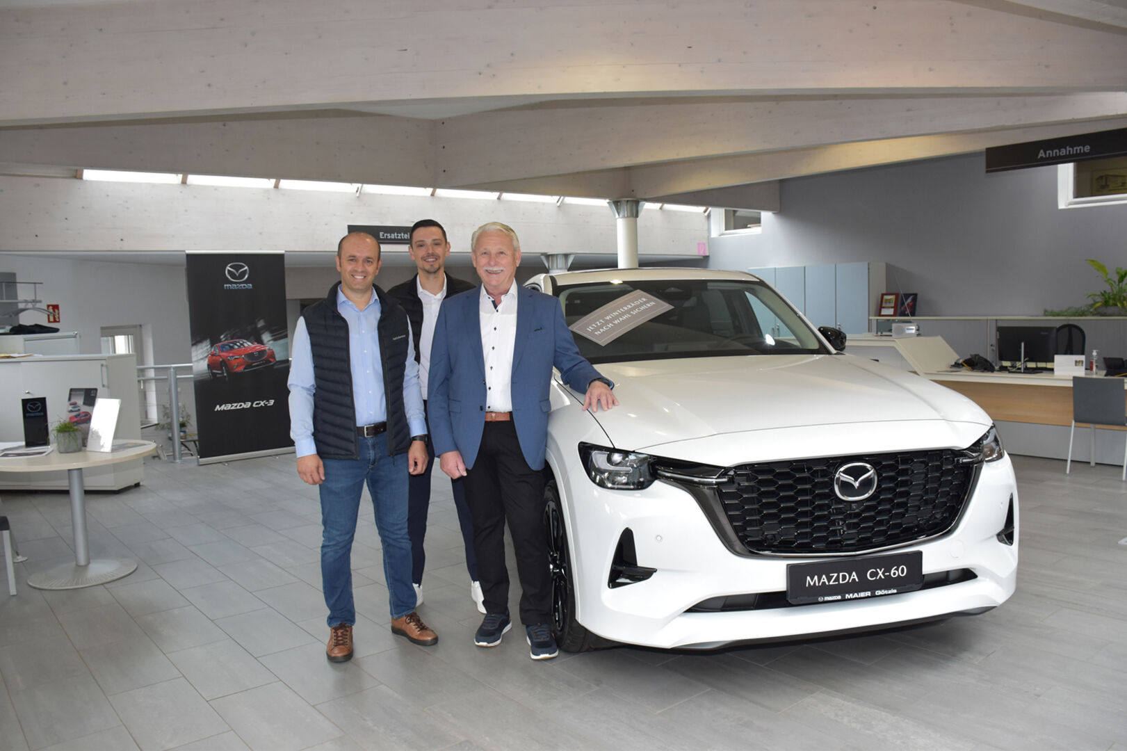 MAZDA: Savas Tip, Sead Samardzic und Seniorchef Walter Maier mit dem neuen Mazda CX-60