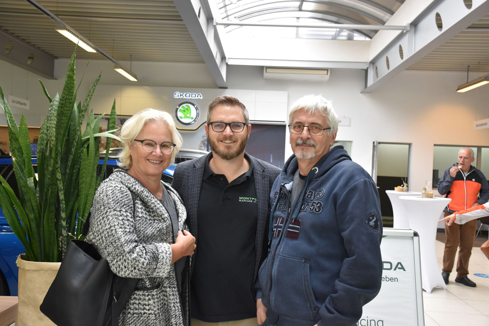 Skoda-Berater Christoph Grabher (mi.) mit Beatrice und Werner Riedmann.