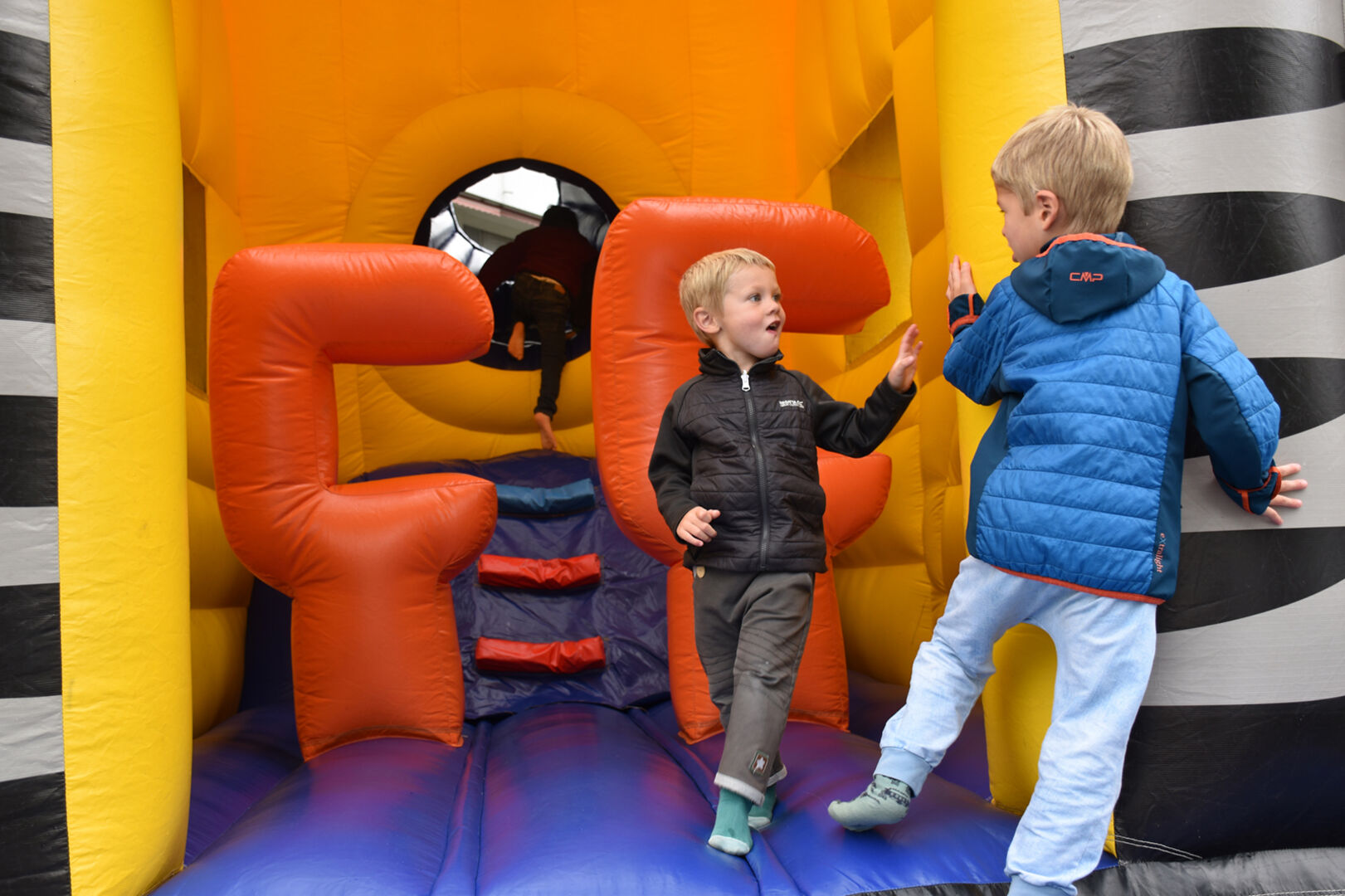 Beim abwechslungsreichen Programm für Groß und Klein, Live-Musik, Gewinnspielen ...