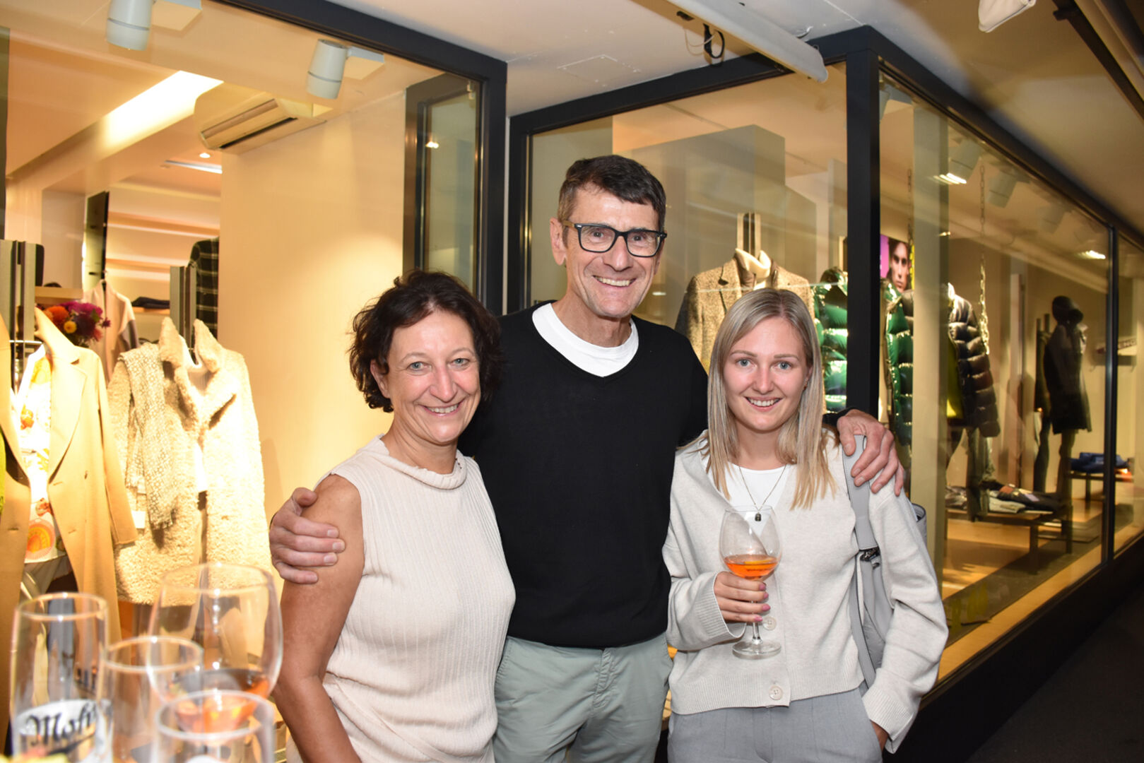 Tanja Kopf (Leitung LRG Gleichstellung) mit Peter Kopf (Schuldenberatung) und Anna-Lena Breuss (Raiffeisen Landesbank)