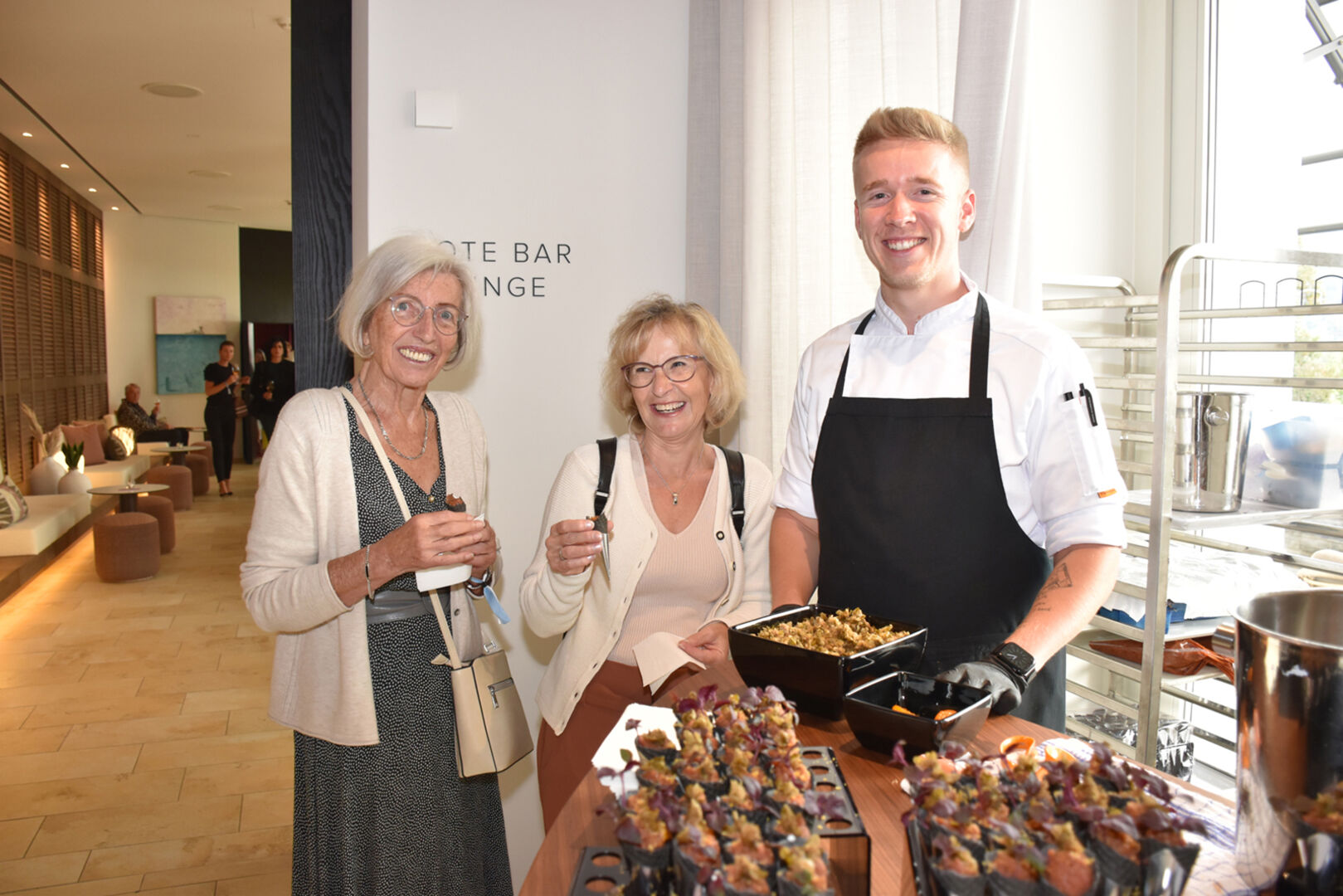 Probierten Tartarhüttchen: Marianne Hudatzky &amp; Manuela Veith bei Balazs Harsanyi