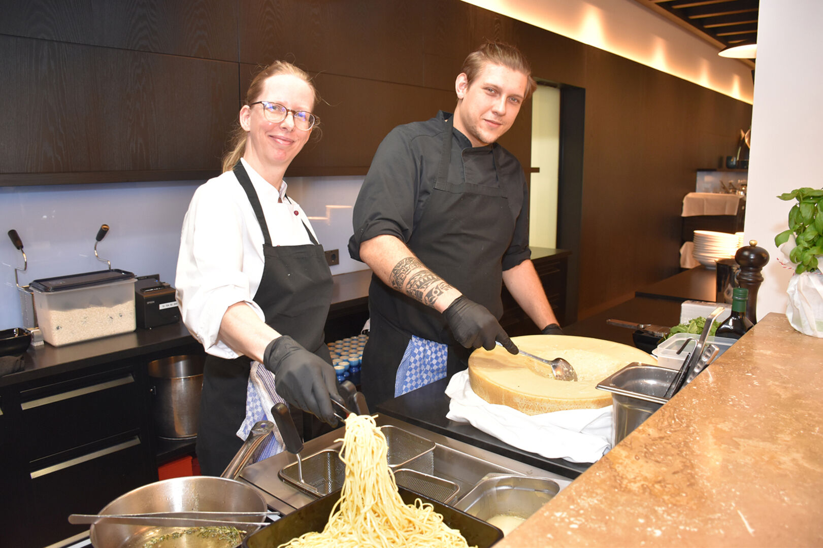 Trüffel Tagliolini mit Garnellen im Parmesanlaib: Kerstin Yalcin und Dominik Wernegger