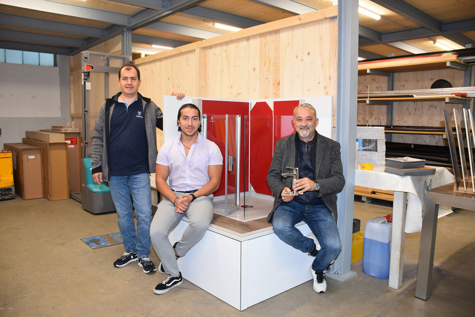 Viterma Bludenz: Fillialleiter Abdullah Türk (li.) mit Mitarbeiter Baran Dogan sowie Süleymann Aydin (zertifizierter Energieberater der ÖAG)