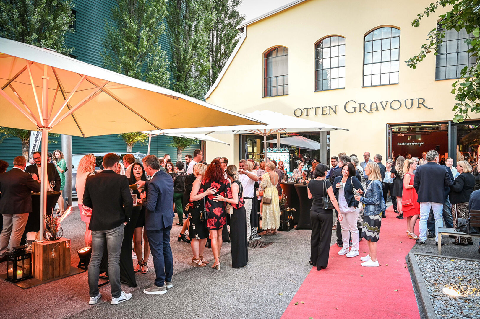 Business Lounge gleich nach der ersten Ankündigung: Das „Klassentreffen“, bei dem sich viele neue Gäste („da mußt du hingehen...“) zeigten, ist gelungen.