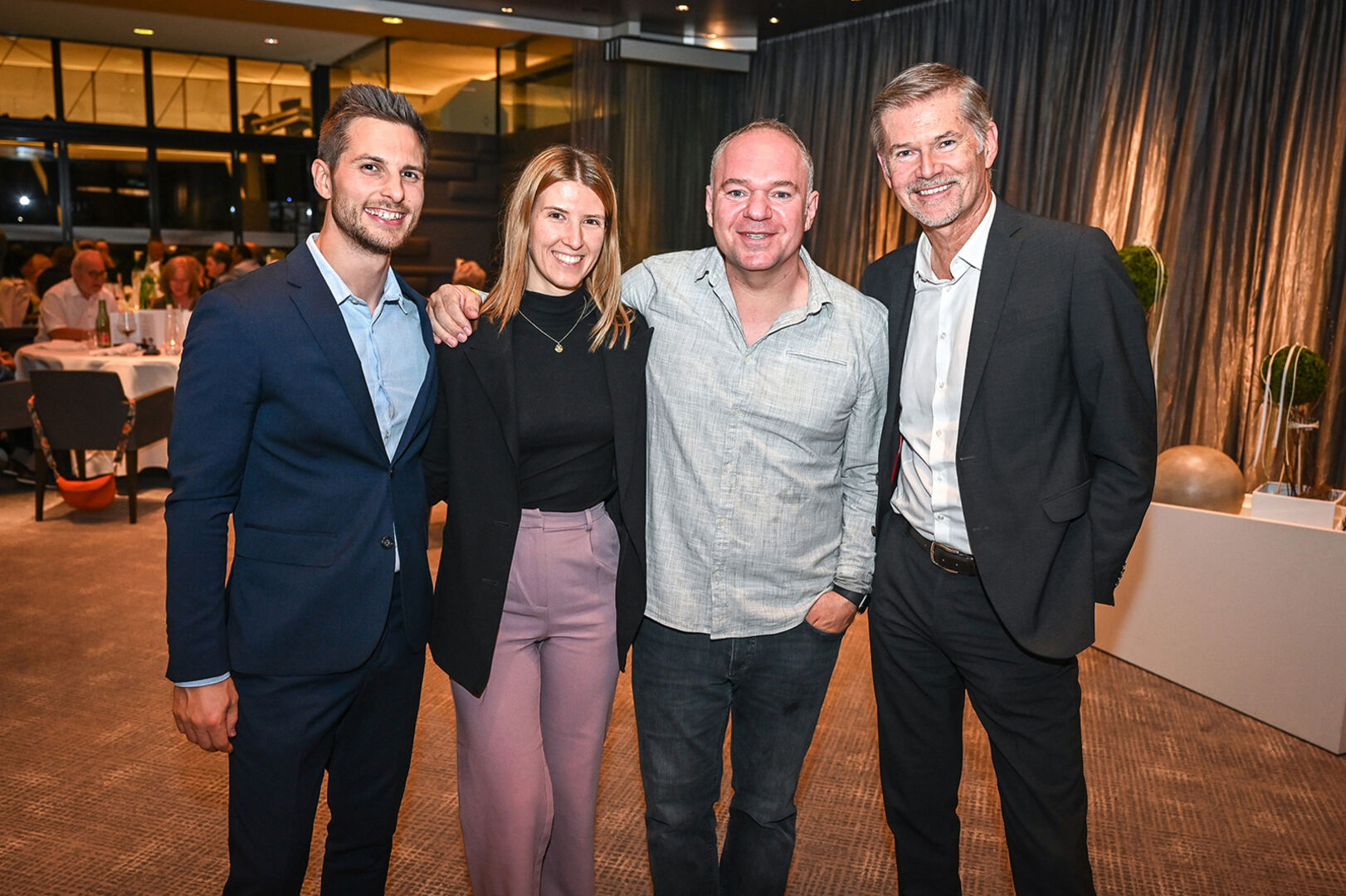 FALSTAFF BREGENZ: Fabian Ronjak und Carina  Wilhelmstätter (Casino Marketing) mit Künstler Serhat Dogan und Casino Direktor Bernhard Moos- brugger (v. li.)