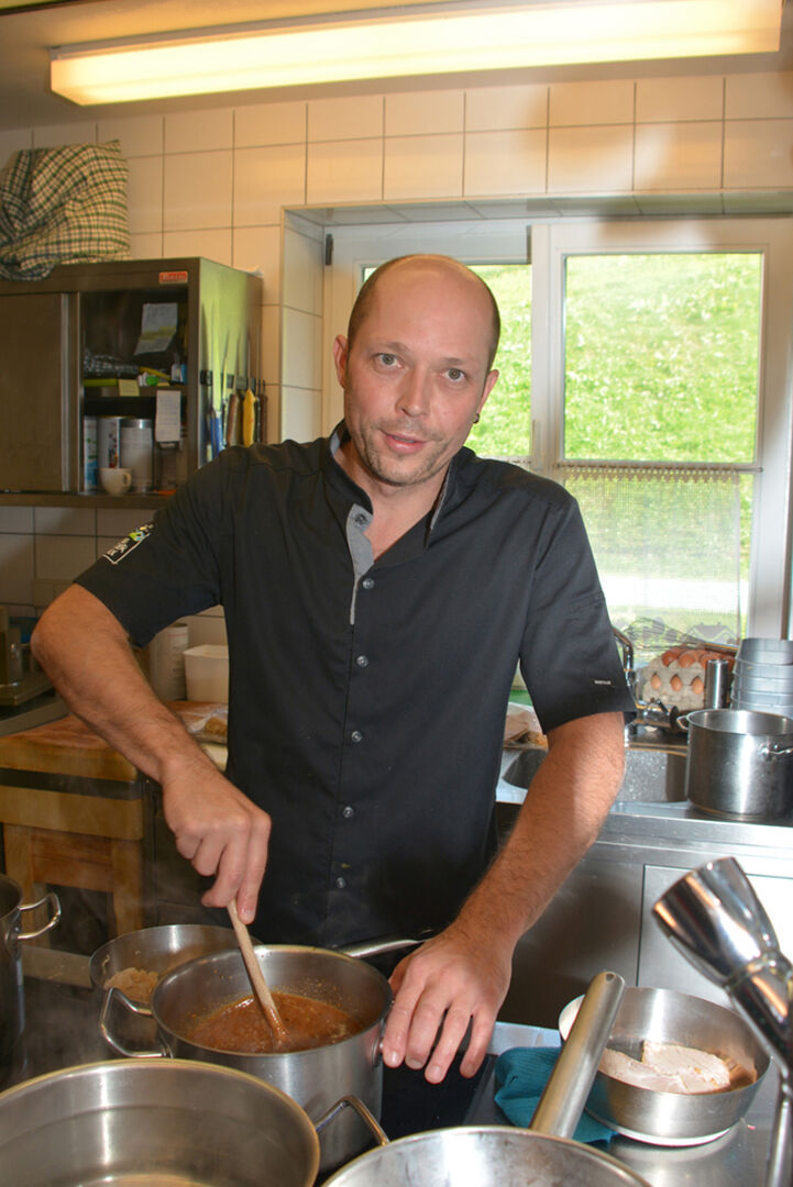 Christian Bröll sorgt ober Dornbirn für Kulinarik mit Ausblick.