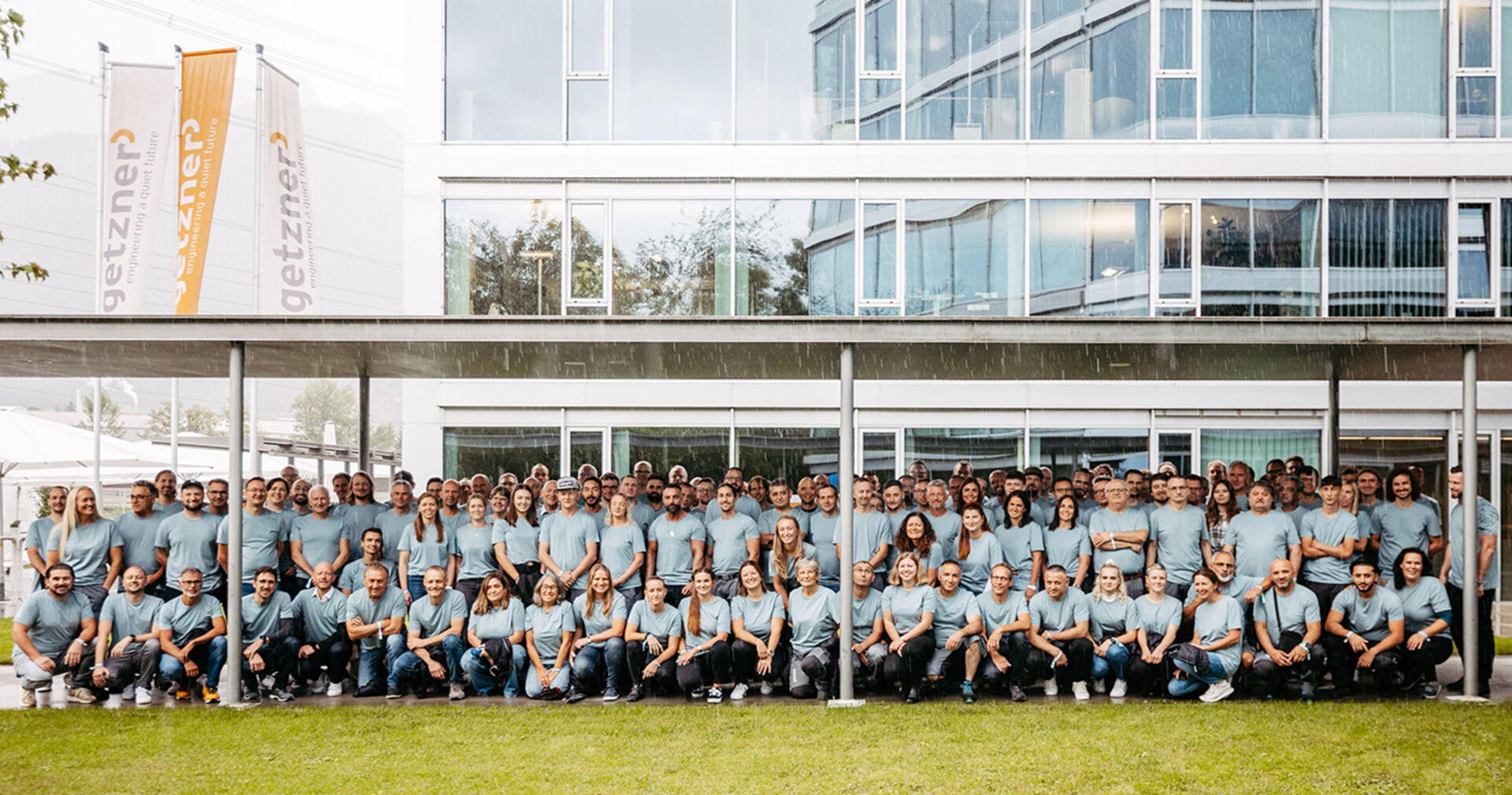 Trotz strömendem Regen genoss das Getzner-Team das gemeinsame Fest.