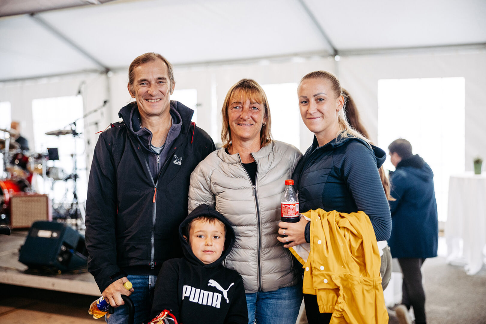 Eltern Jerome und Karoline mit Mandy Dietrich (Int. Sales Support) und Aurelio (v. li.)