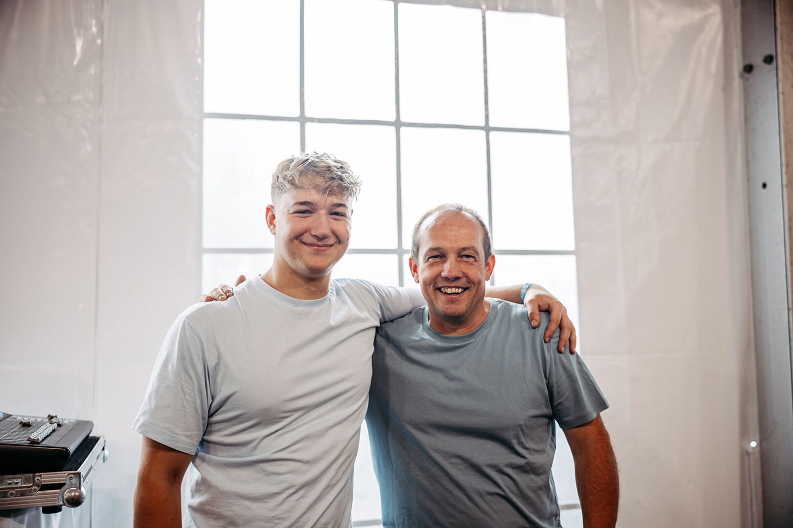 Lehrling Alexander Melmer und Arnulf Grüner (beide Instandhaltung) (v. li.)