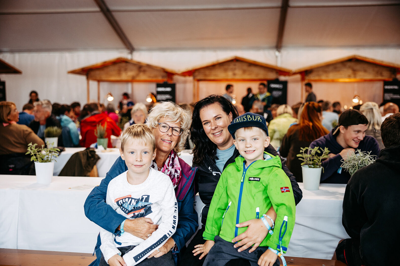 Mama Gabriele mit Julia Pötzschner (Management Assistant) und den Kindern Ben und Leon (v. li.)