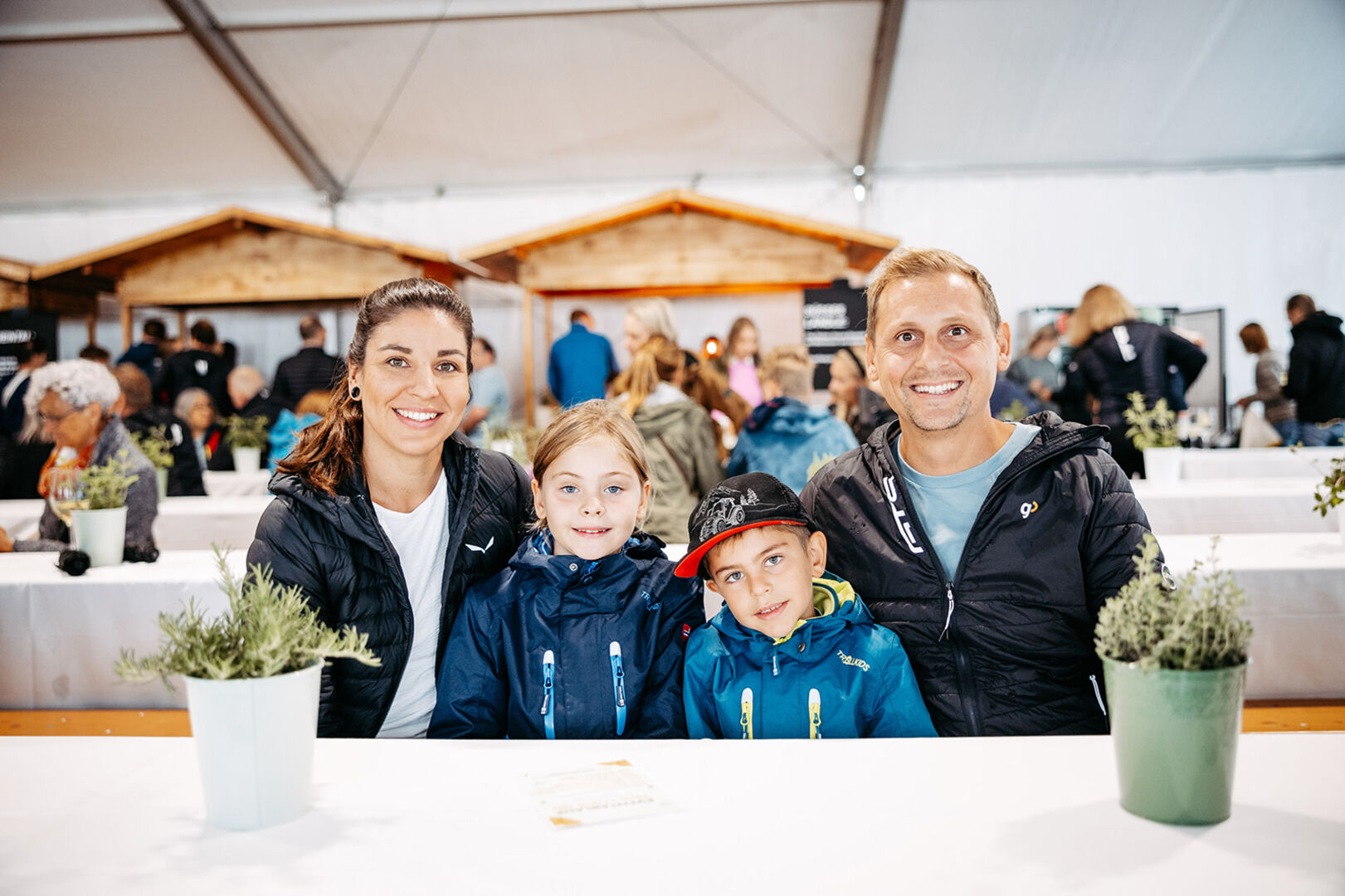 Theresia mit Ella und Oskar und Armin Gassner (Prozesstechnik) (v. li.)