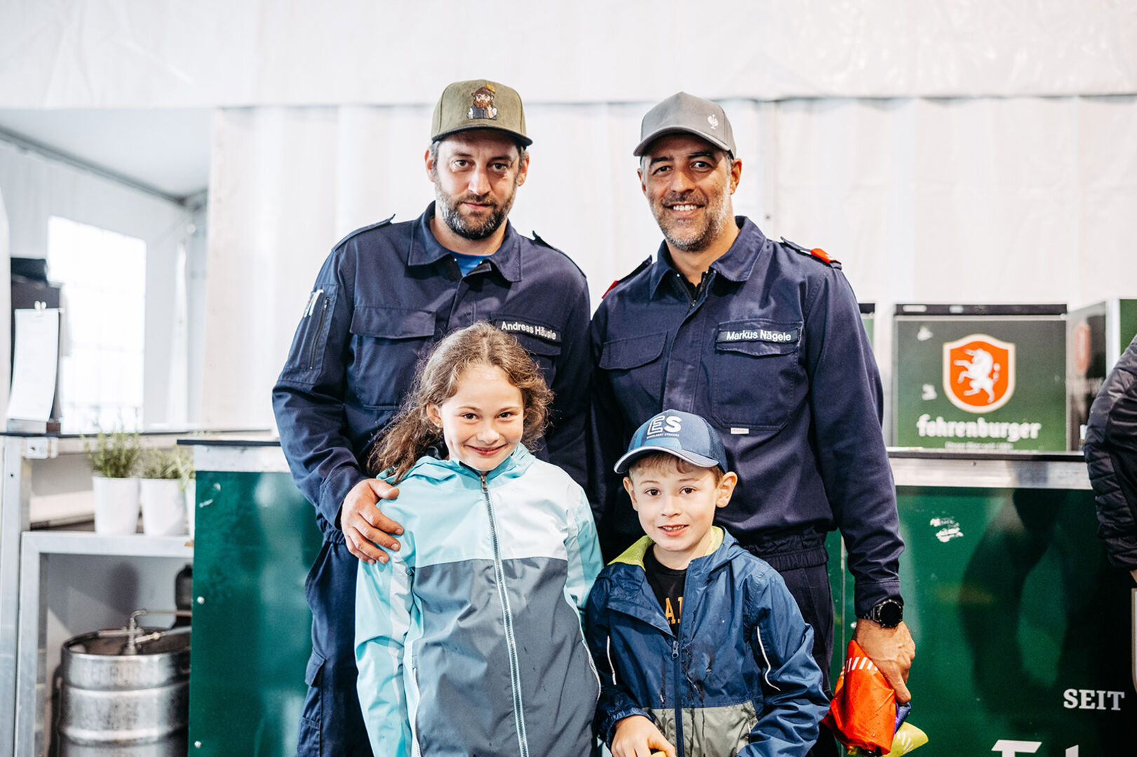 Andreas Häusele mit Leah, Markus Nägele mit Jakob (Betriebsfeuerwehr Getzner) (v. li.)