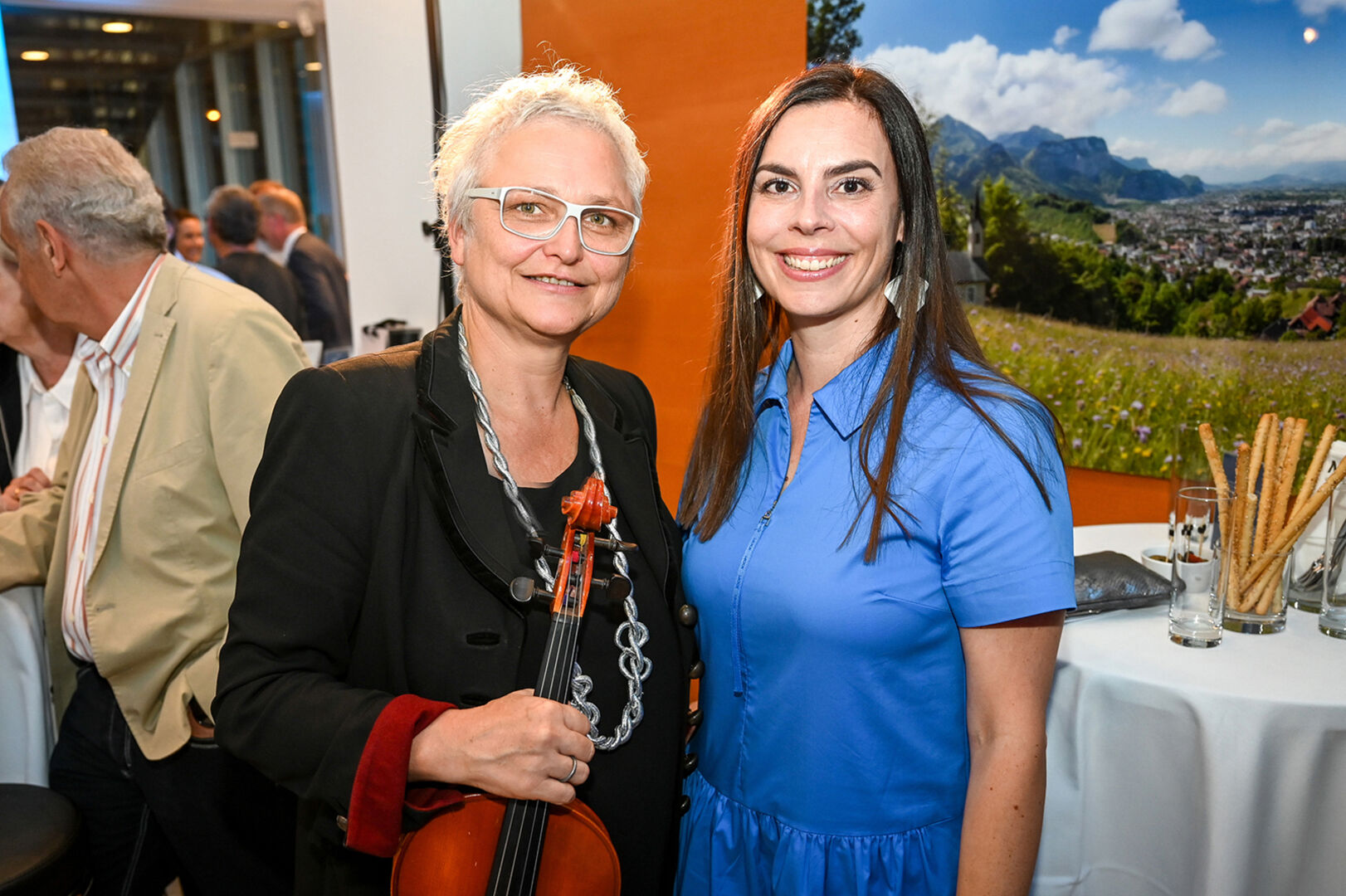 Evelyn Fink-Mennel mit Leiterin Kommunikation &amp; Marketing Sabine Nigsch-Gaethke (Hypo Vorarlberg)