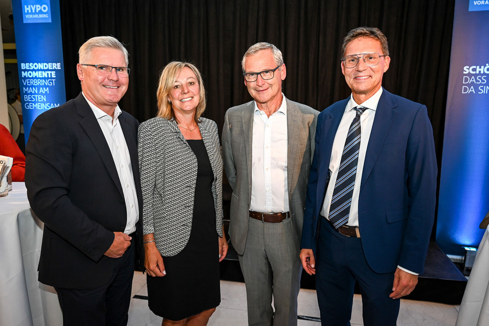 GF Klaus Baldauf (Nägele Wohnbau) mit Brigitte, GF Markus Lutz (EHG) und Filialdirektor Richard Karlinger (Hypo Vorarlberg in Dornbin) (v. li.)