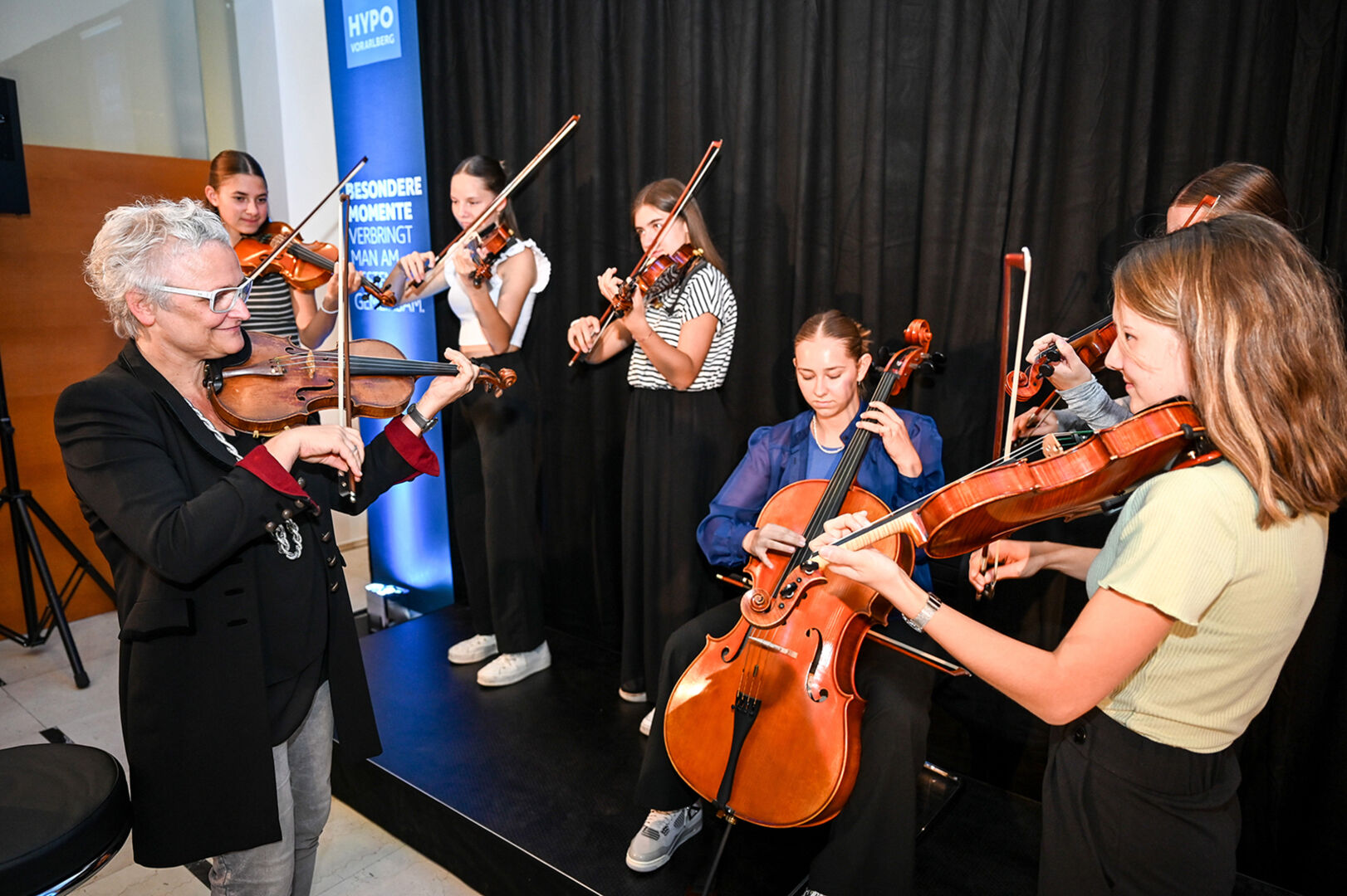 Evelyn Fink-Mennel mit Musikerinnen vom Ensemble Fiddlecats.