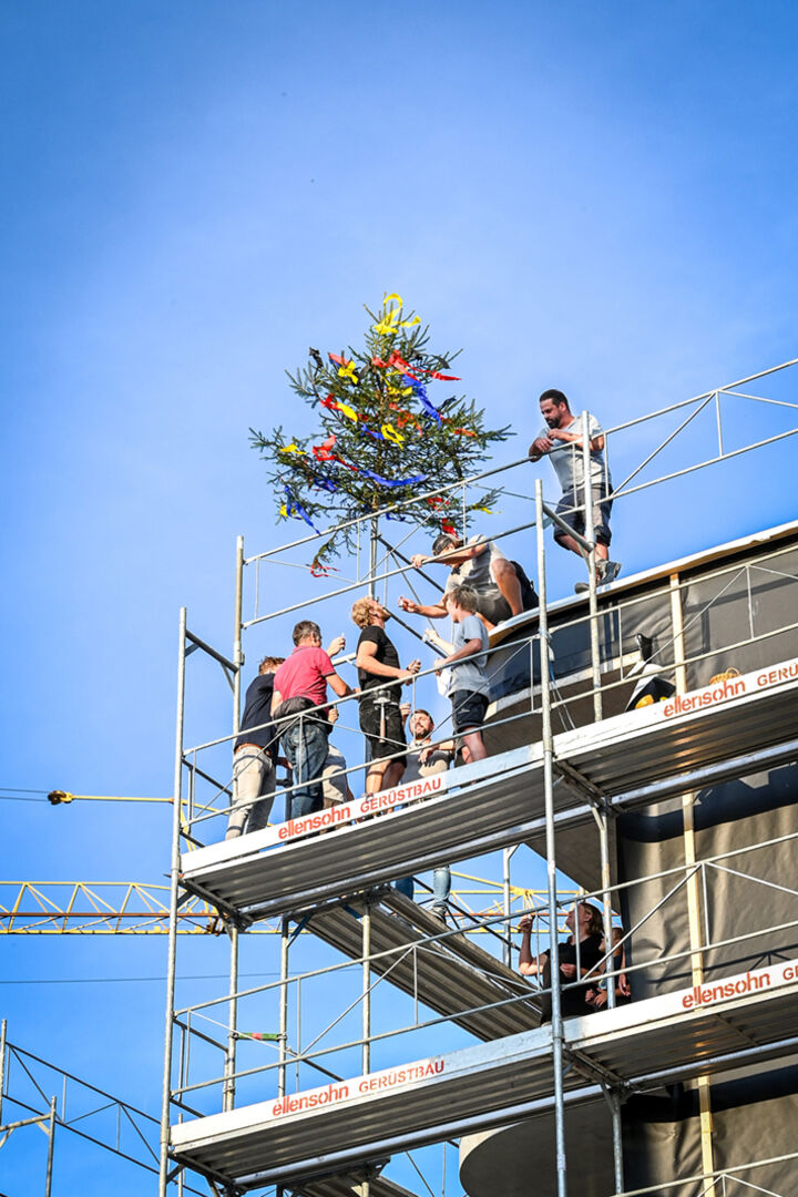 Firstbaumaufzug durch Martin Holzbau Team.