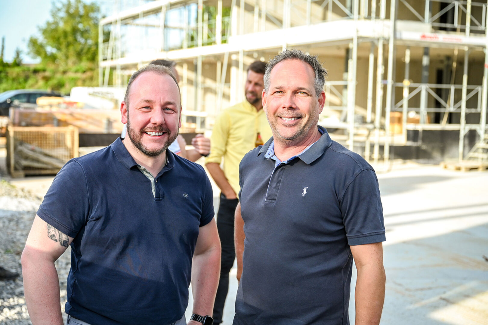 Marko Wiedemann (ART 3)  und Phil Cermak (H&amp;D Digital Druck) (v. li.)