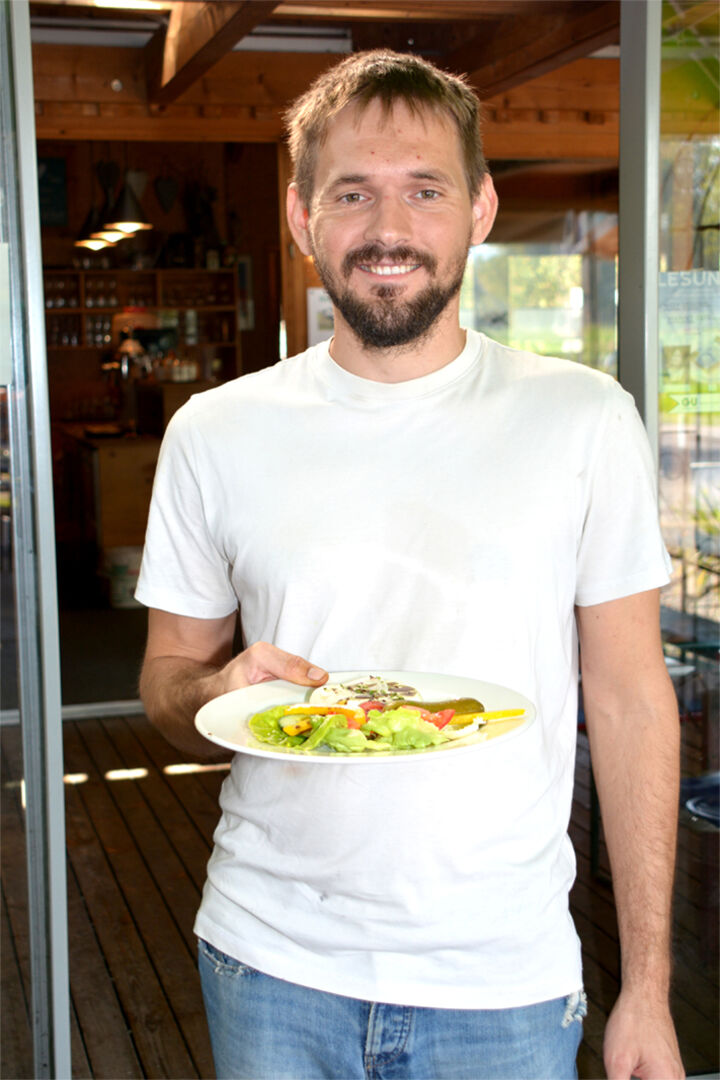 Stefan Schwendinger lädt zum Genießen am Hof ein.